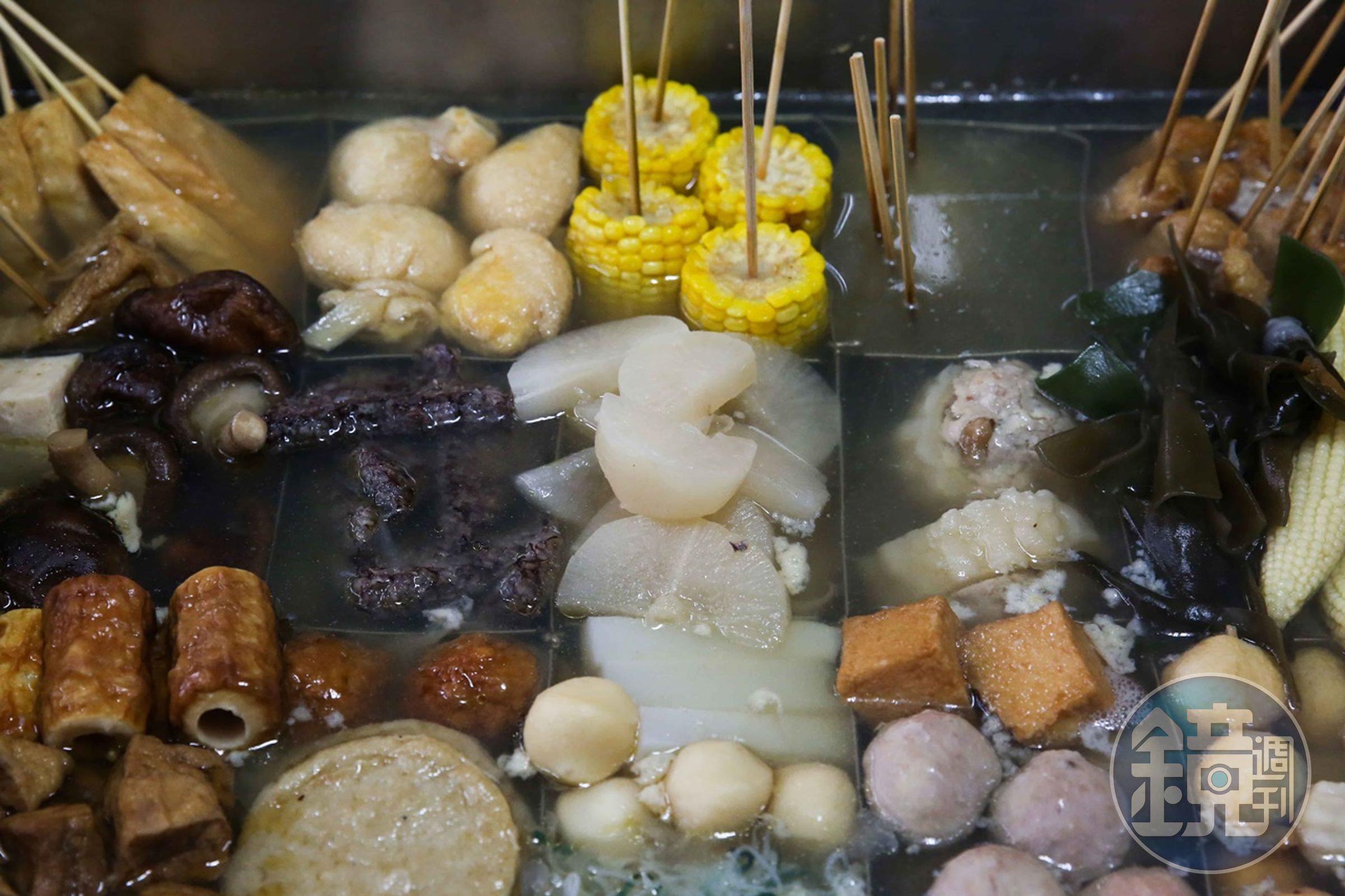 台式關東煮熱氣蒸騰的格子鍋裡，隨時都補上多種新鮮食材。