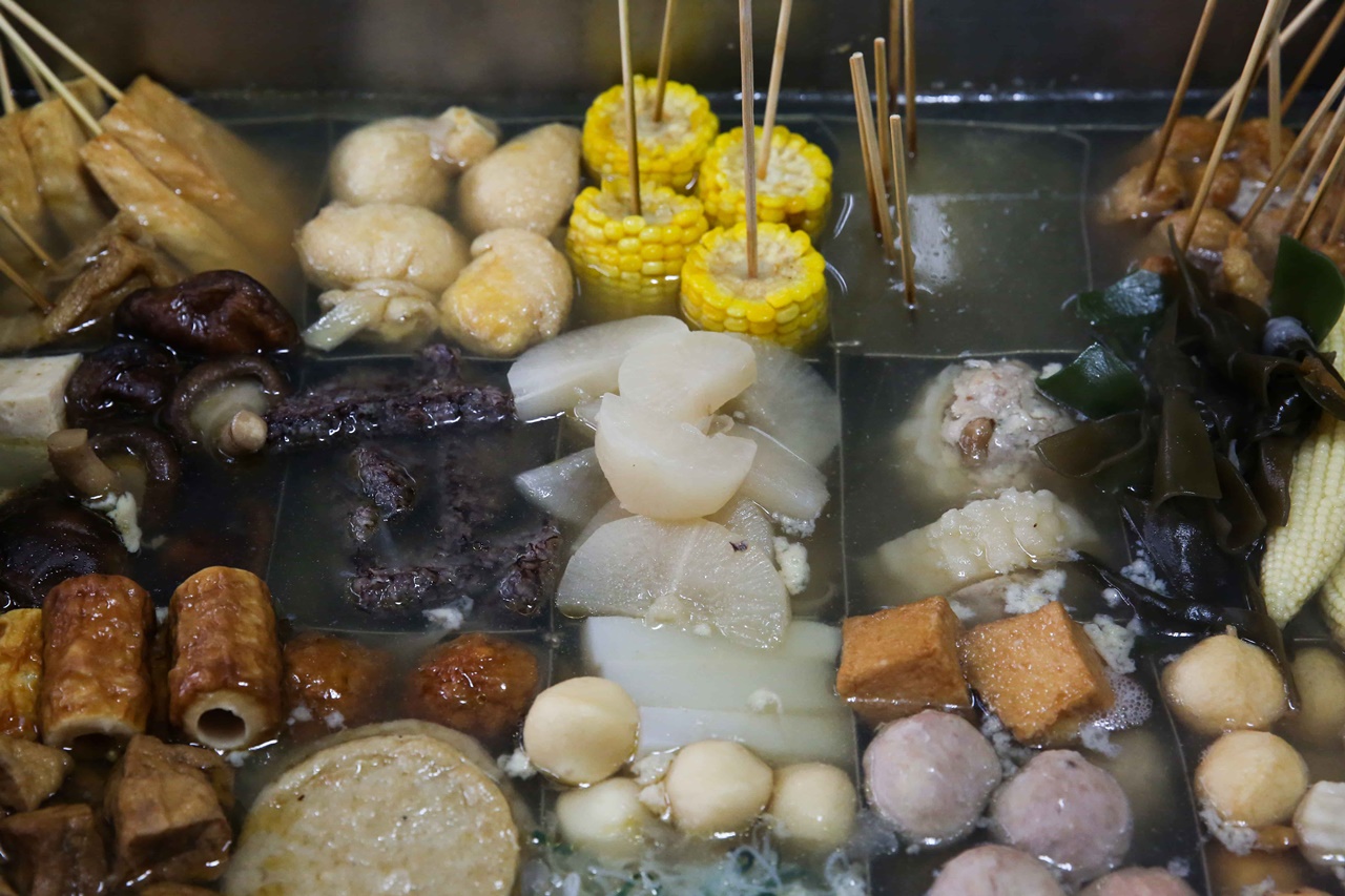 台式關東煮熱氣蒸騰的格子鍋裡，隨時都補上多種新鮮食材。