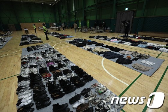 上百鞋衣等待主人認領。（翻自《NEWS 1》）