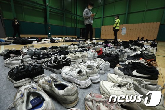 但不少人相信，這些鞋子恐怕等不到主人帶回家。（翻自《NEWS 1》）