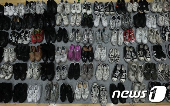 超過260雙的鞋子，等待主人來認領。（翻自《NEWS 1》）