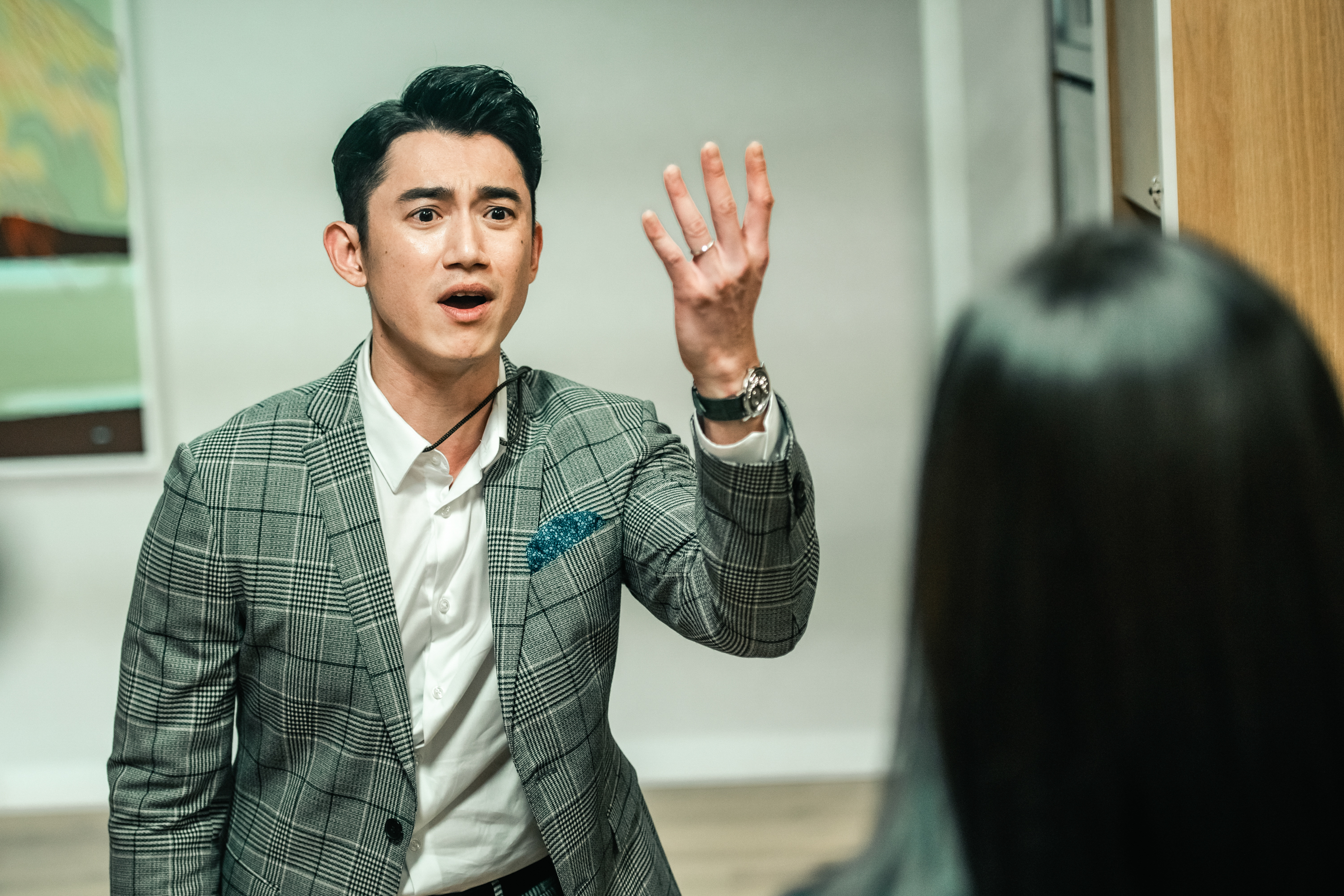 金鐘視帝吳慷仁演恐怖同事，網喊拳頭硬了。（Netflix提供）