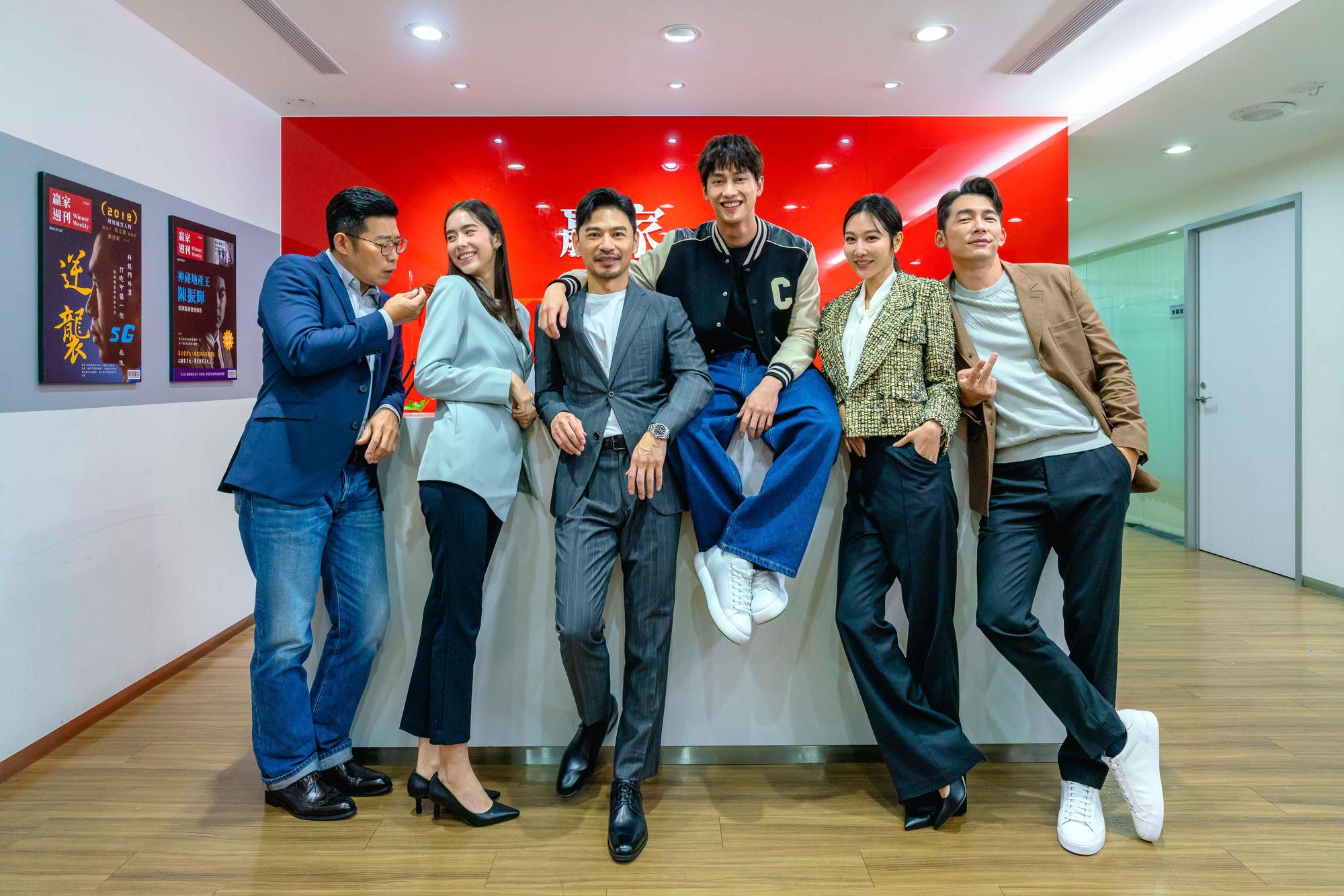 《X！又是星期一》開鏡，左起馬力歐、林奕嵐、導演林暐恆（阿Ken）、范少勳、曾莞婷、温昇豪。（鏡文學提供）