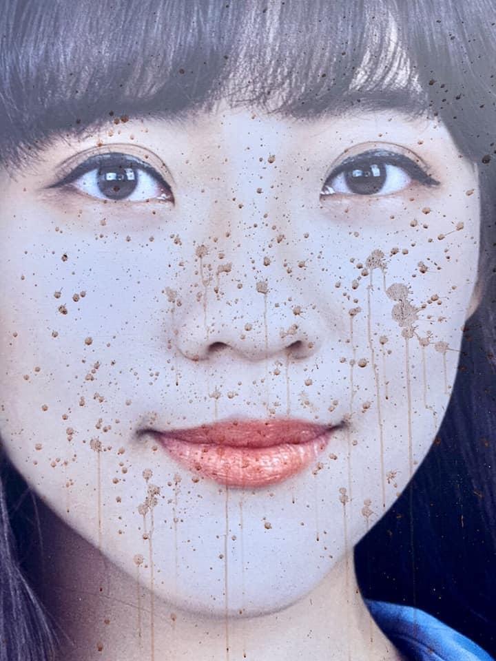 黃捷的選舉廣告臉部被亂噴檳榔汁,害她的整張臉都花了。(翻攝自黃捷 高雄市議員臉書)