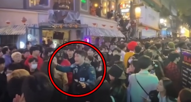 近日有目擊者公開一段員警在擁擠人群中孤軍奮鬥的影片，即便喊到沙啞，口中仍不斷大喊著，「有人死了，拜託回頭」。（翻攝自니꼬라지TV YouTube）