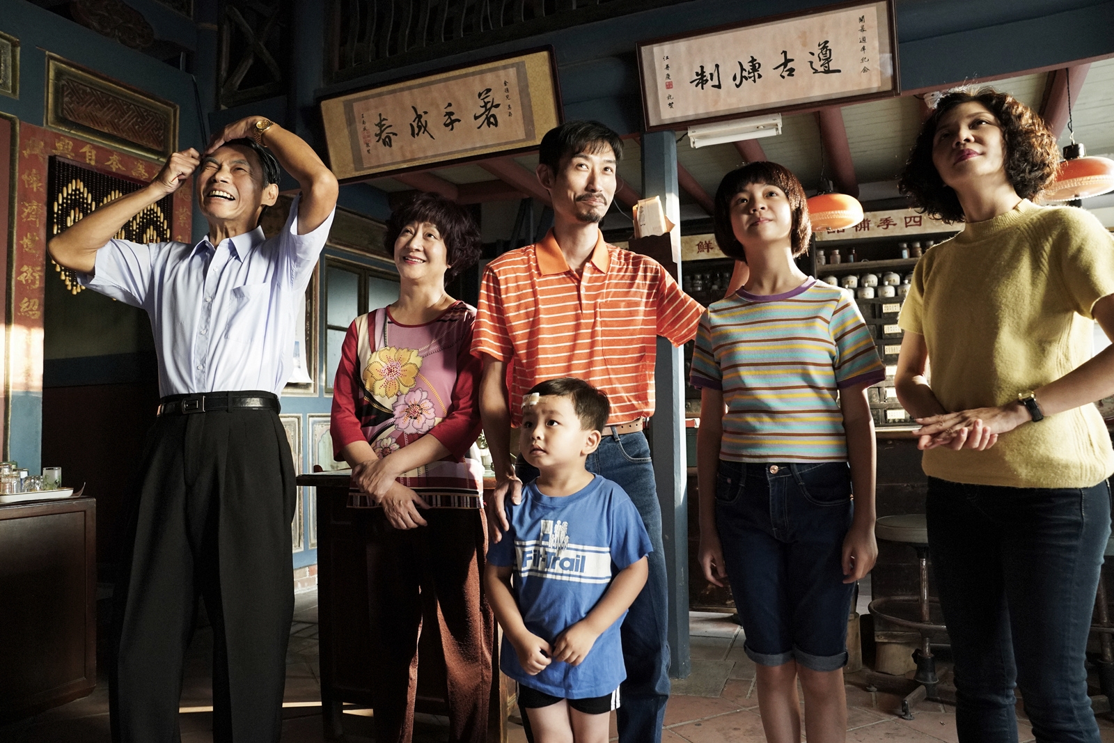 《俗女2》插曲獲金鐘57主題歌曲獎，導演嚴藝文與演唱者琳誼準備吃蚵仔麵線慶祝。（華視提供）