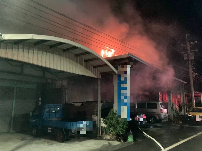 由於堆積大量易燃物品,二樓又是鐵皮屋加蓋,該汽車修配廠起火後,很快整棟陷入火海。(消防局提供)