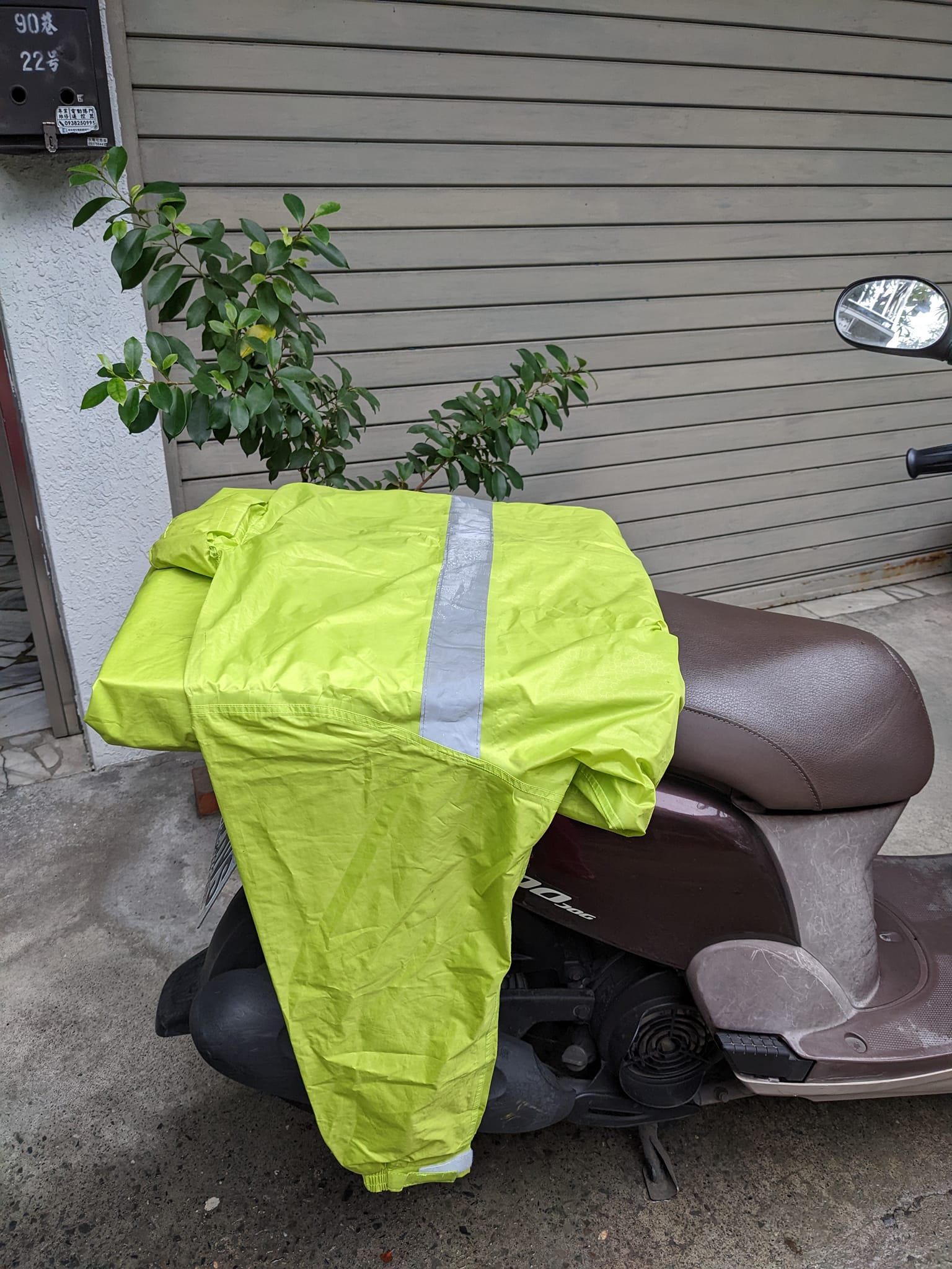 有網友分享如何用一件雨衣將整盒大披薩綁在機車後座。（翻攝自Costco好市多 商品經驗老實說）