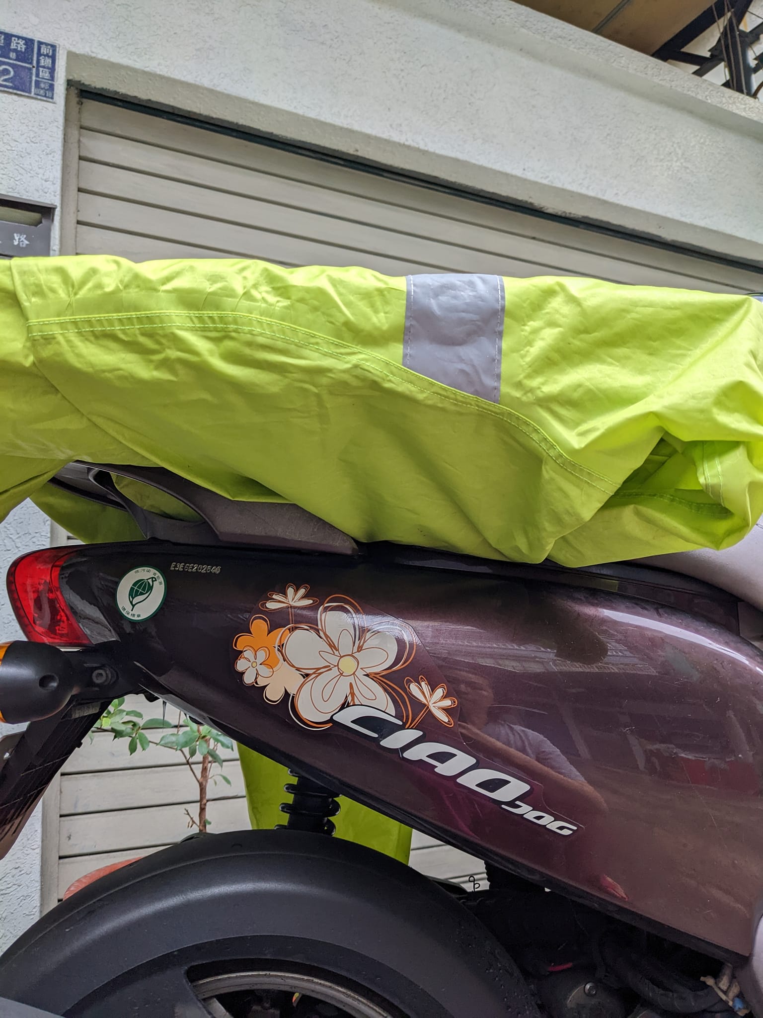 有網友分享如何用一件雨衣將整盒大披薩綁在機車後座。（翻攝自Costco好市多 商品經驗老實說）