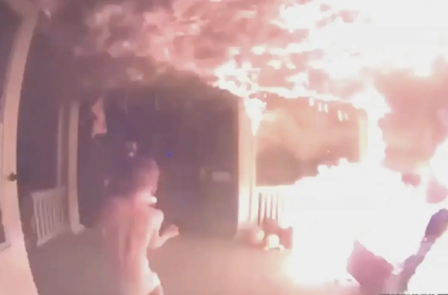 屋內的一家人倉皇逃出。(翻攝自紐約郵報)