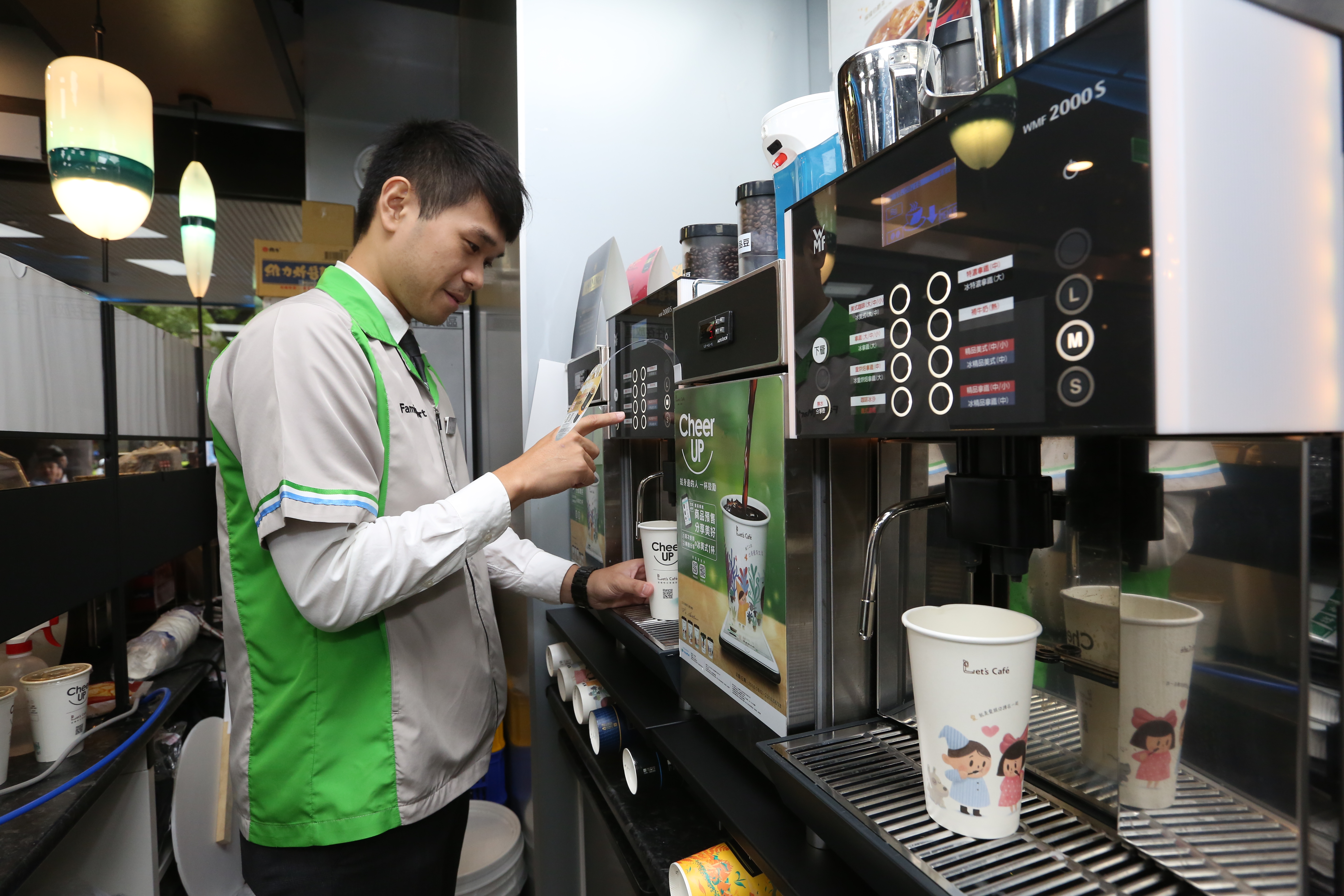 全家今祭出限時1天「Let's Cafe中杯經典拿鐵買3送3」優惠，示意圖。（資料照）