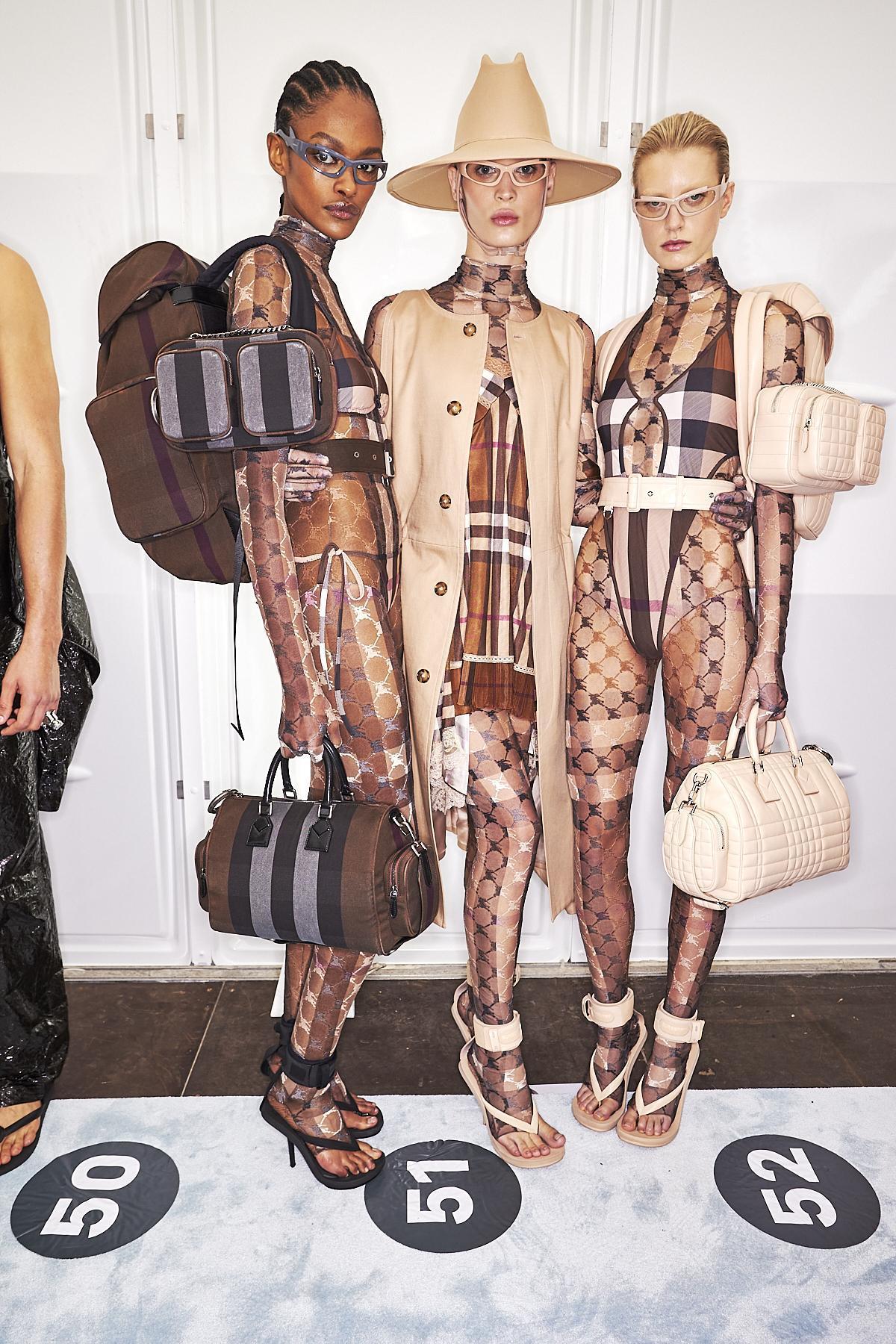 2023年春夏系列發表會,重新詮釋品牌百年的經典格紋。(Burberry提供)