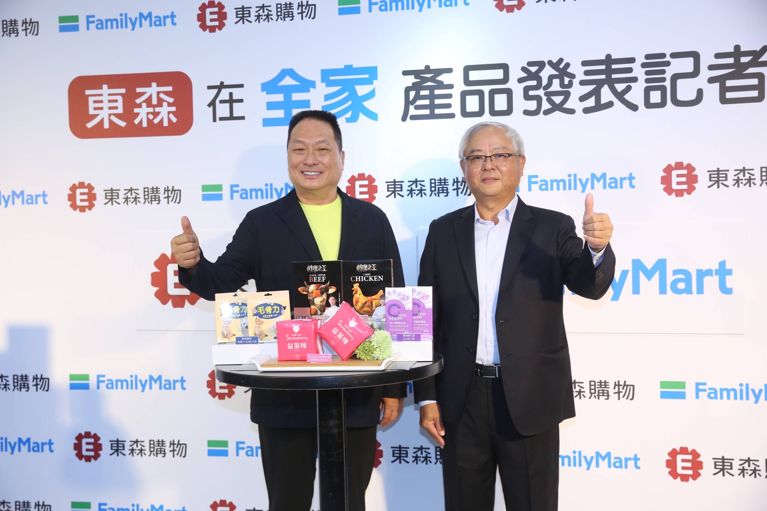 東森、全家今日舉行記者會，王令麟（左）、葉榮廷都出席活動。