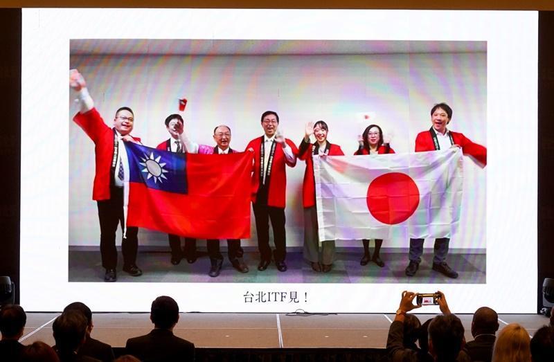 日本觀光振興協會錄影歡迎台灣人前往日本攤位走逛、拿好康。(ITF台北國際旅展提供)