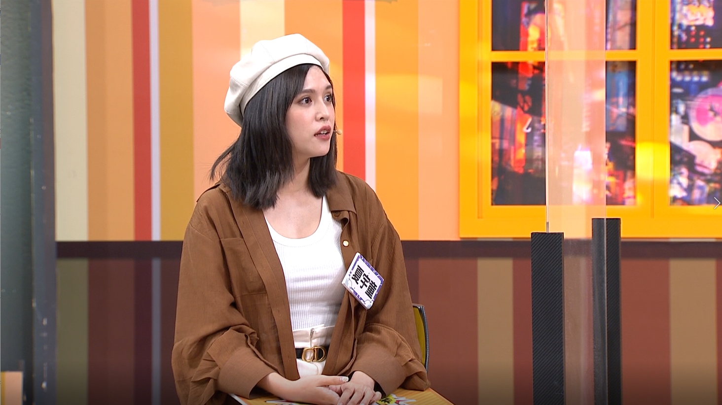 夏宇童上節目錄影自曝前畫家男友喝醉，在沙發上「即興創作」。（TVBS提供）