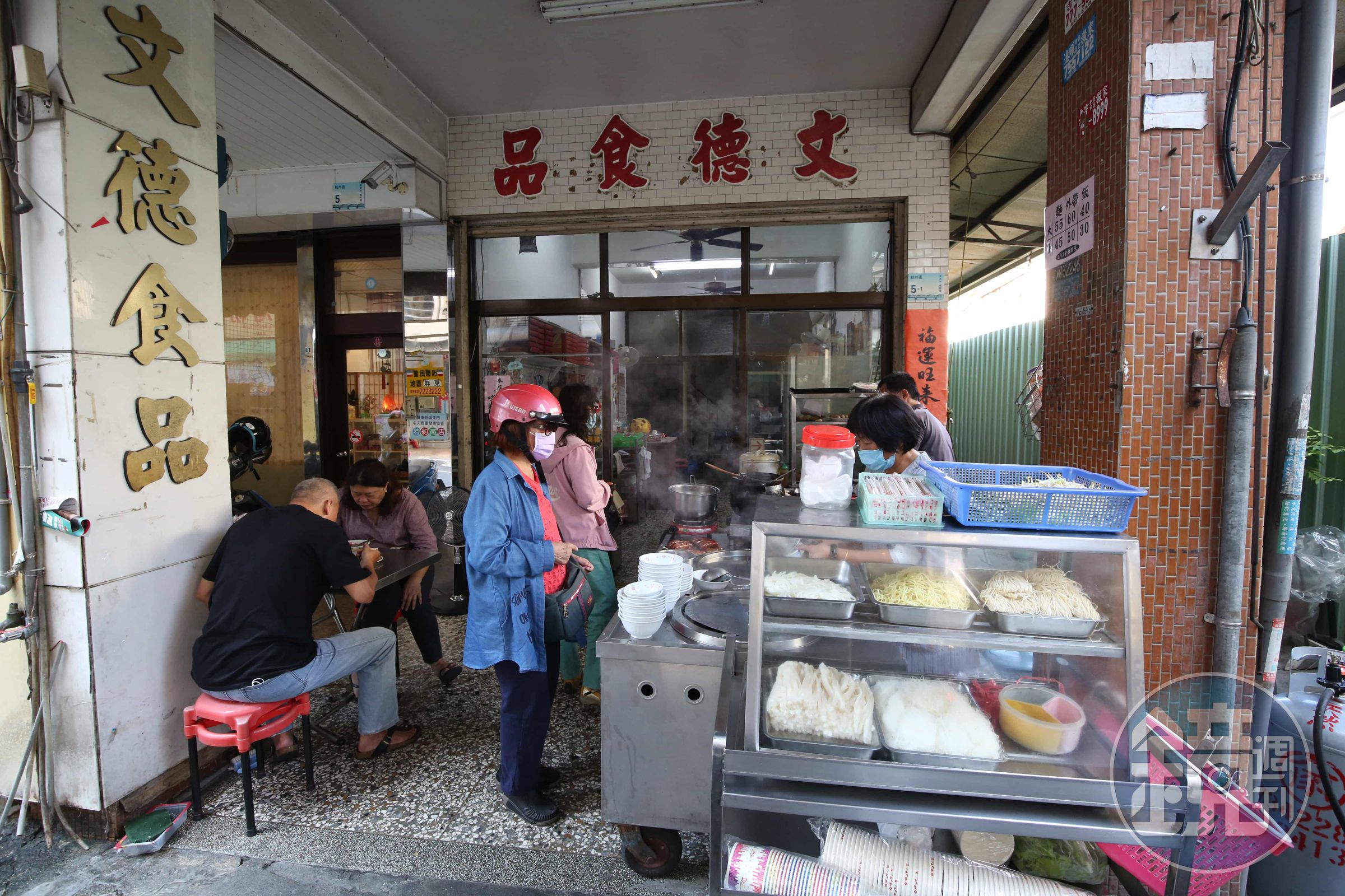 透早開始，小小麵店前就有不間段的人潮。