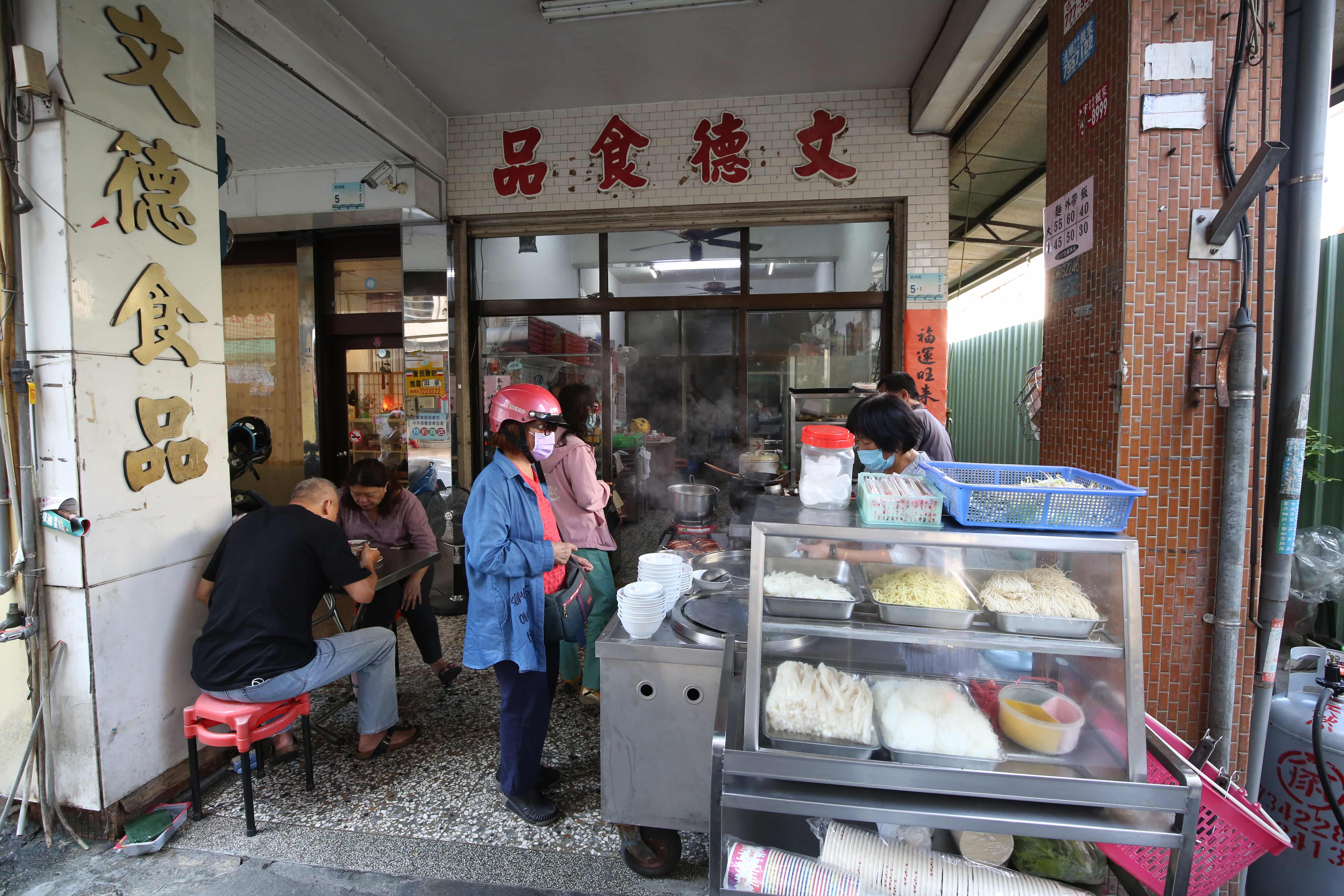 透早開始，小小麵店前就有不間段的人潮。
