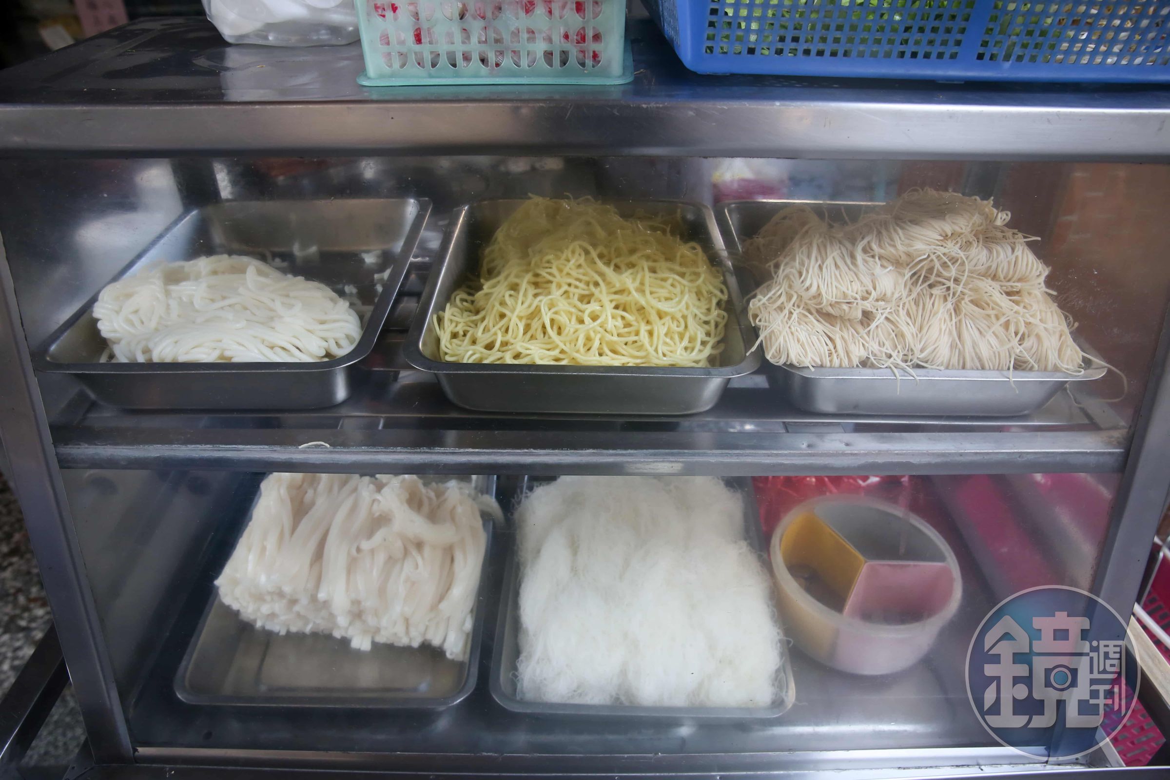 麵店的玻璃櫃裡，有粗細各異的麵條、米粉任君挑選。