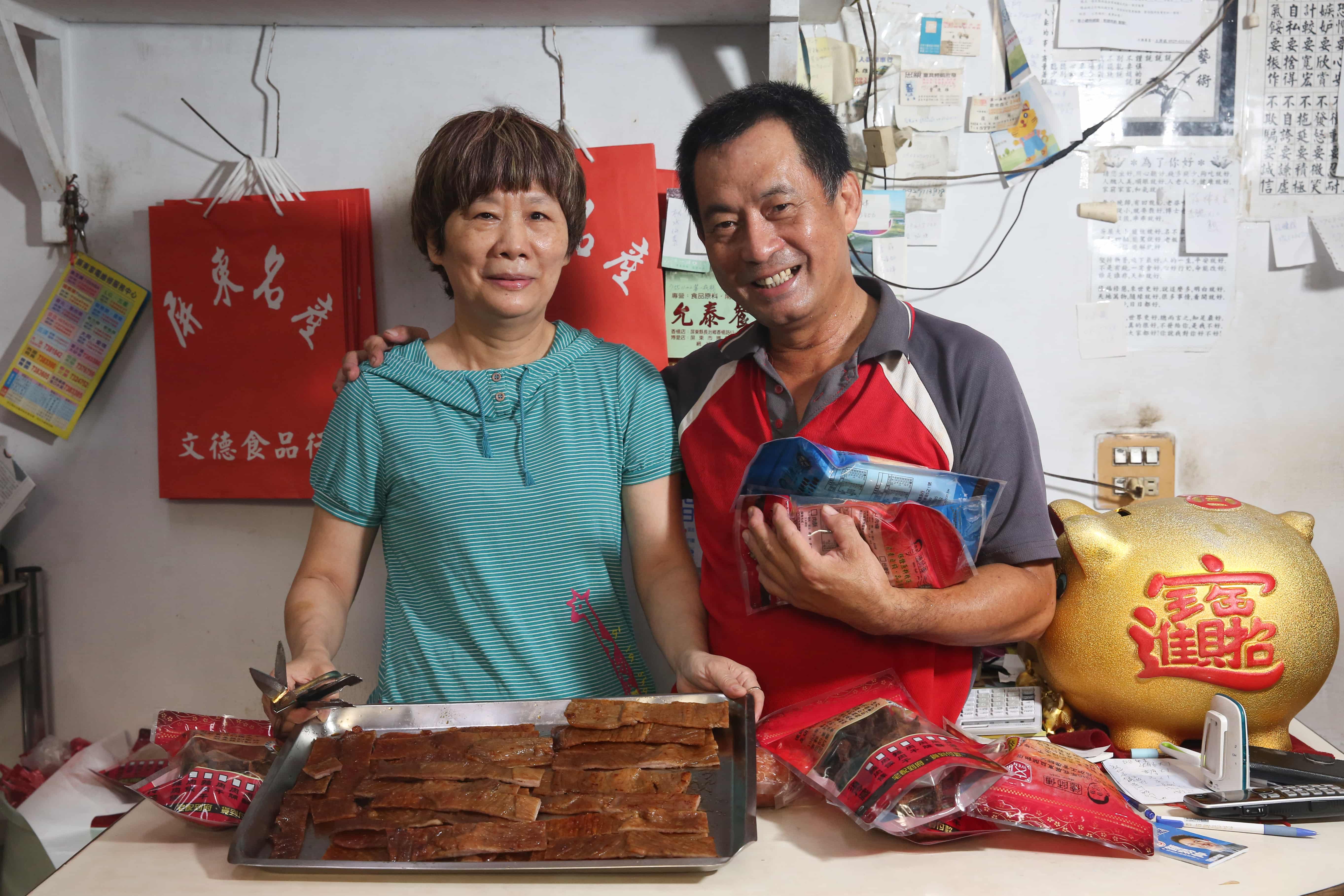 「文德食品行」的負責人林世昌（右）與太太兩人協力分擔麵攤與肉品製作。