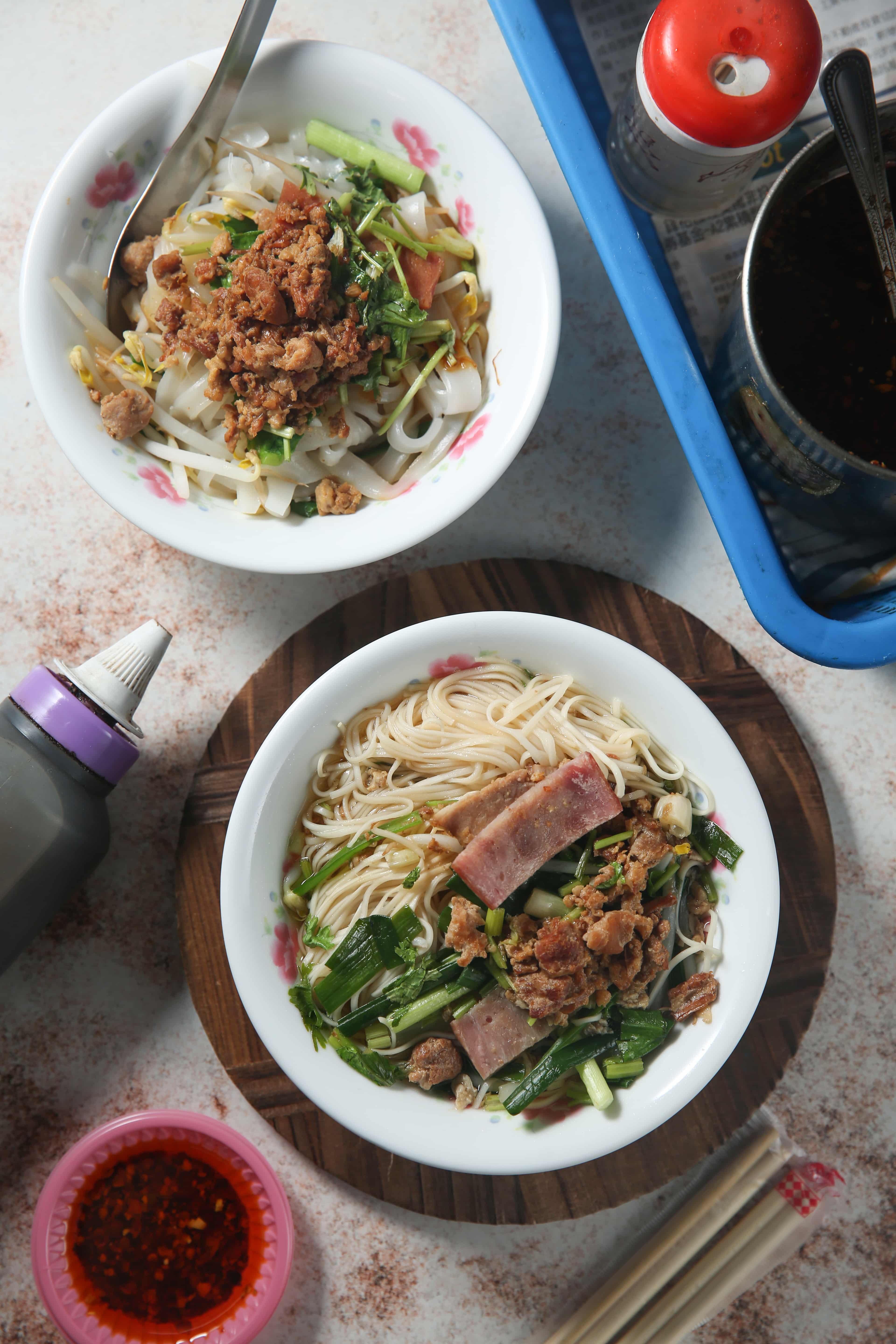 屏東特有的極細麵麵芯紮實有嚼勁，搭配肉燥與火腿片就是老饕吃不膩的家常早午餐。（粄條45元／小碗，極細意麵45元／小碗）