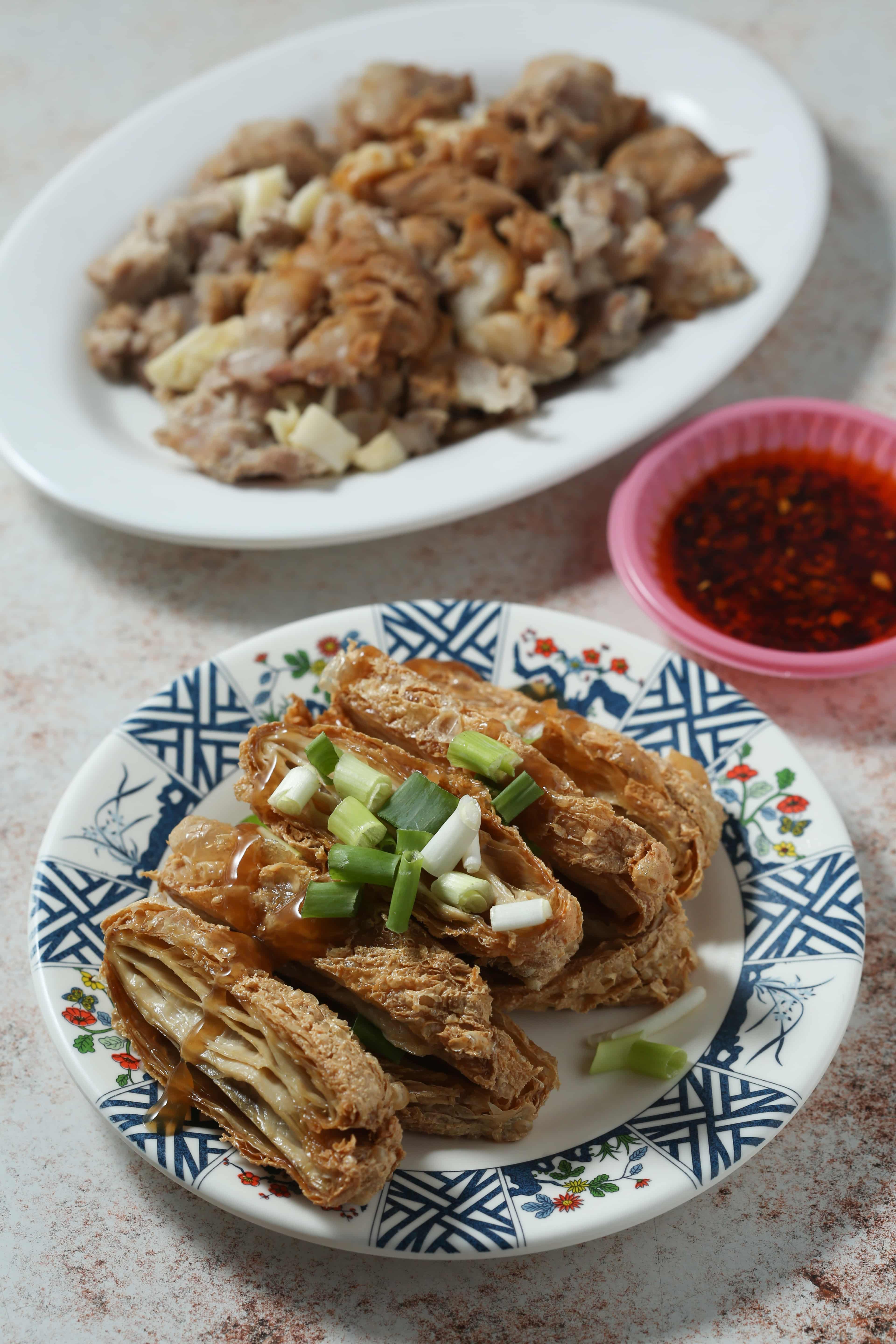 除了乾爽酥脆又飽含豆香的炸「豆皮」（前，15元／份），也記得要來一份高湯清燙的豬軟骨，不僅處理得毫無腥味，還滑溜脆口。（後，25元／份，圖中約50元）