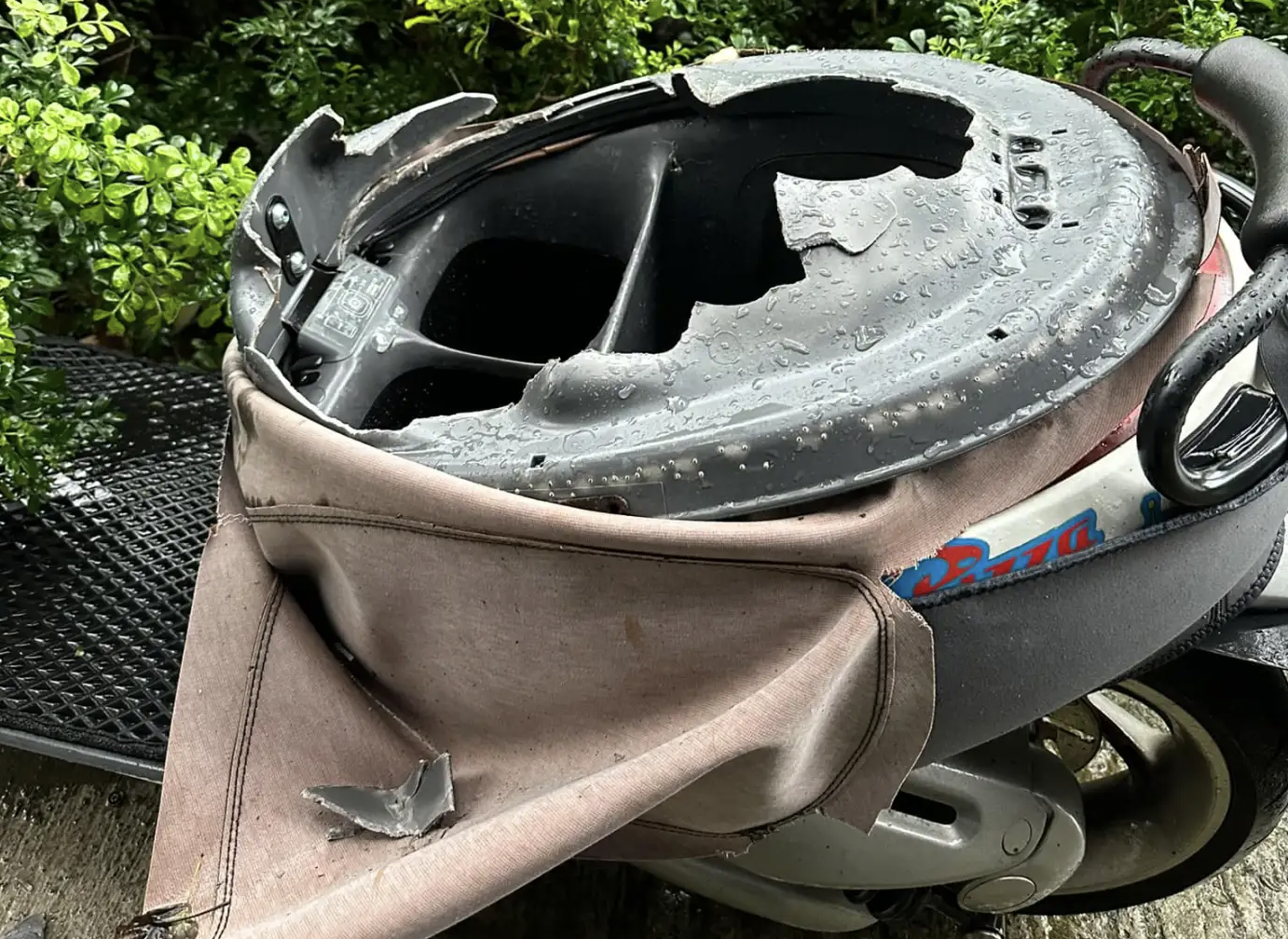 女子的愛車被偷走，坐墊被竊則割開，偷走了裡面的電池。（翻攝自Gogoro Fan Club臉書社團）