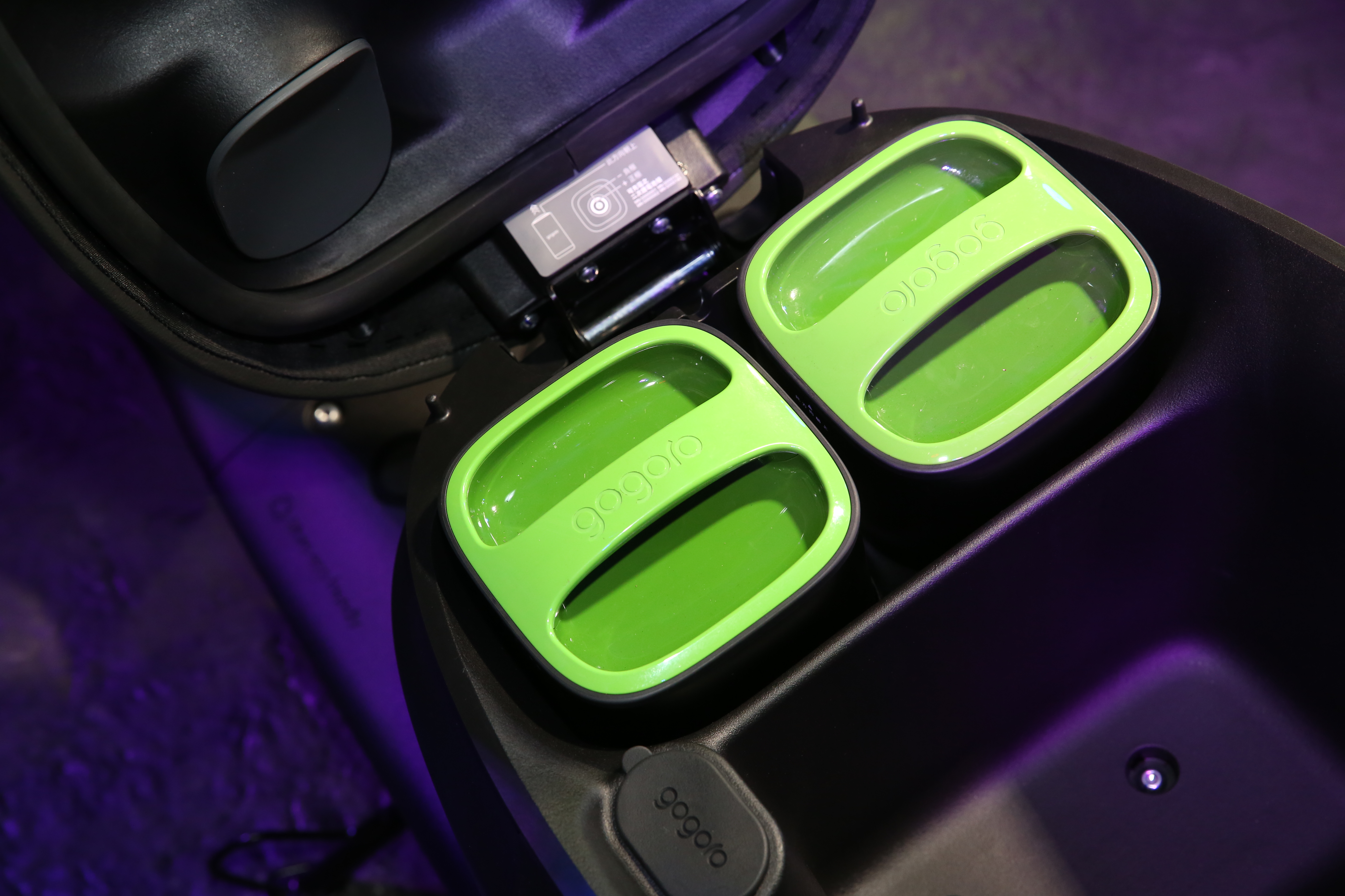 民眾將愛車停在家門口，竟然被竊賊盯上，拖至小巷割開坐墊，拿走裡面的電池。（示意圖非當事電動車，本刊資料照）