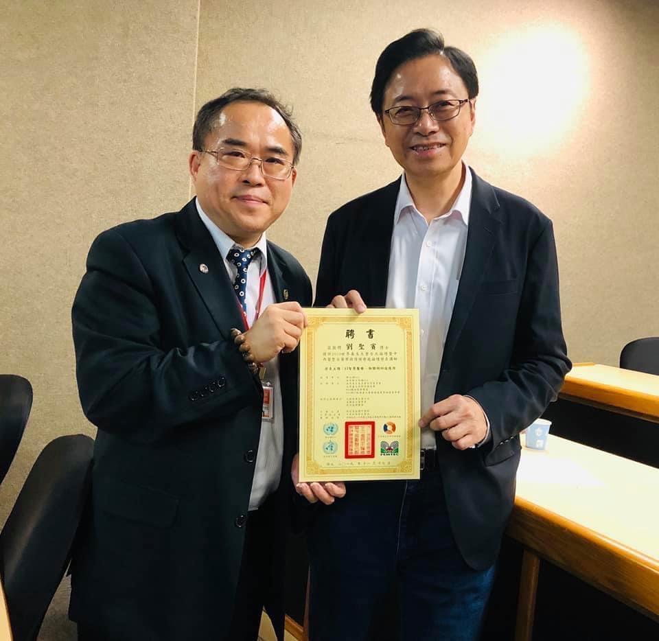 「中華民國養生休閒保健協會」負責人周琮棠(左)與張善政合影。(讀者提供)
