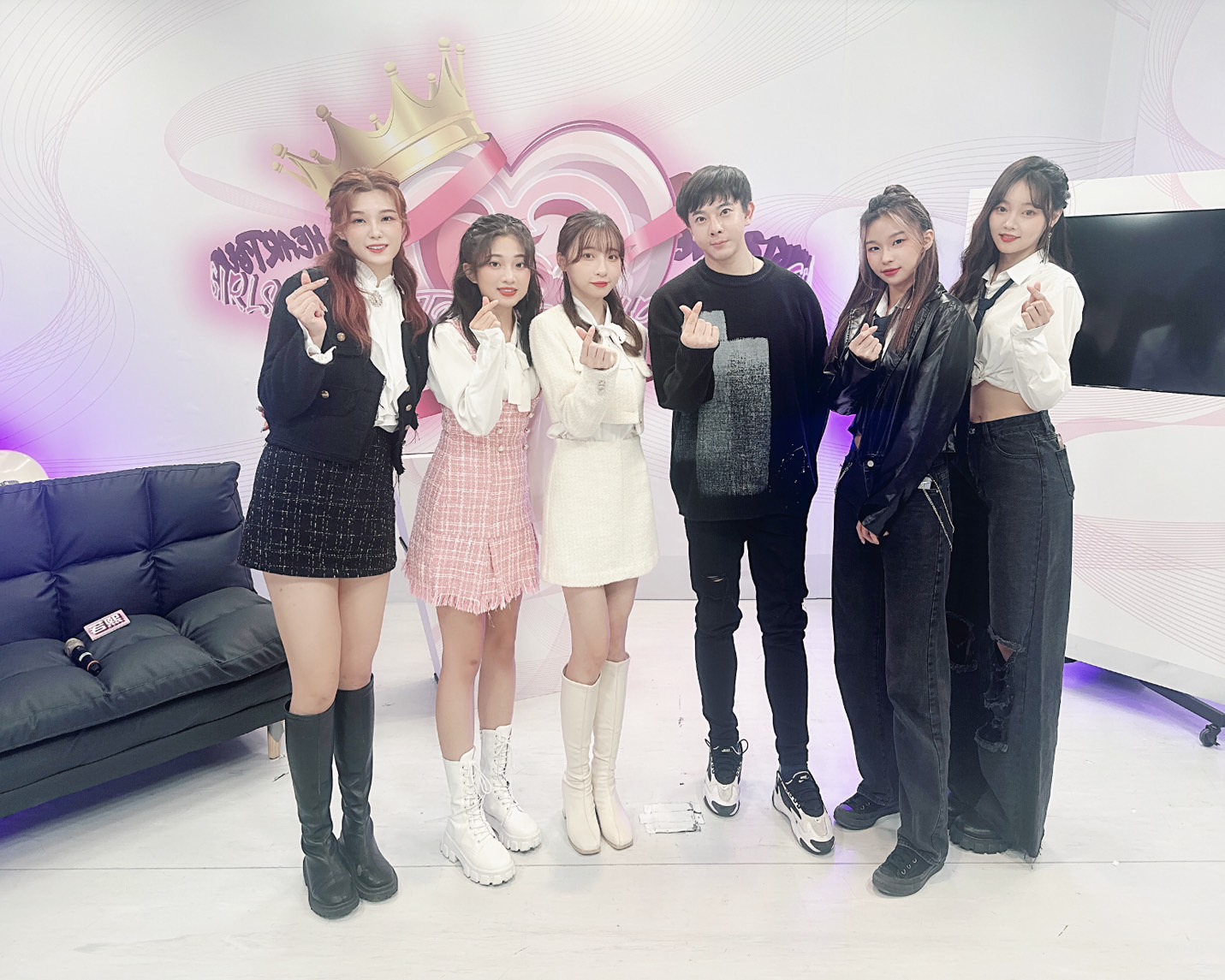 陳孝志（右三）近日為女團「心動女孩」授課。（陳孝志提供）