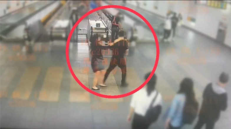 短裙妹搭乘捷運遭色狼偷拍裙底風光，她當眾奮勇揭發。（翻攝畫面）