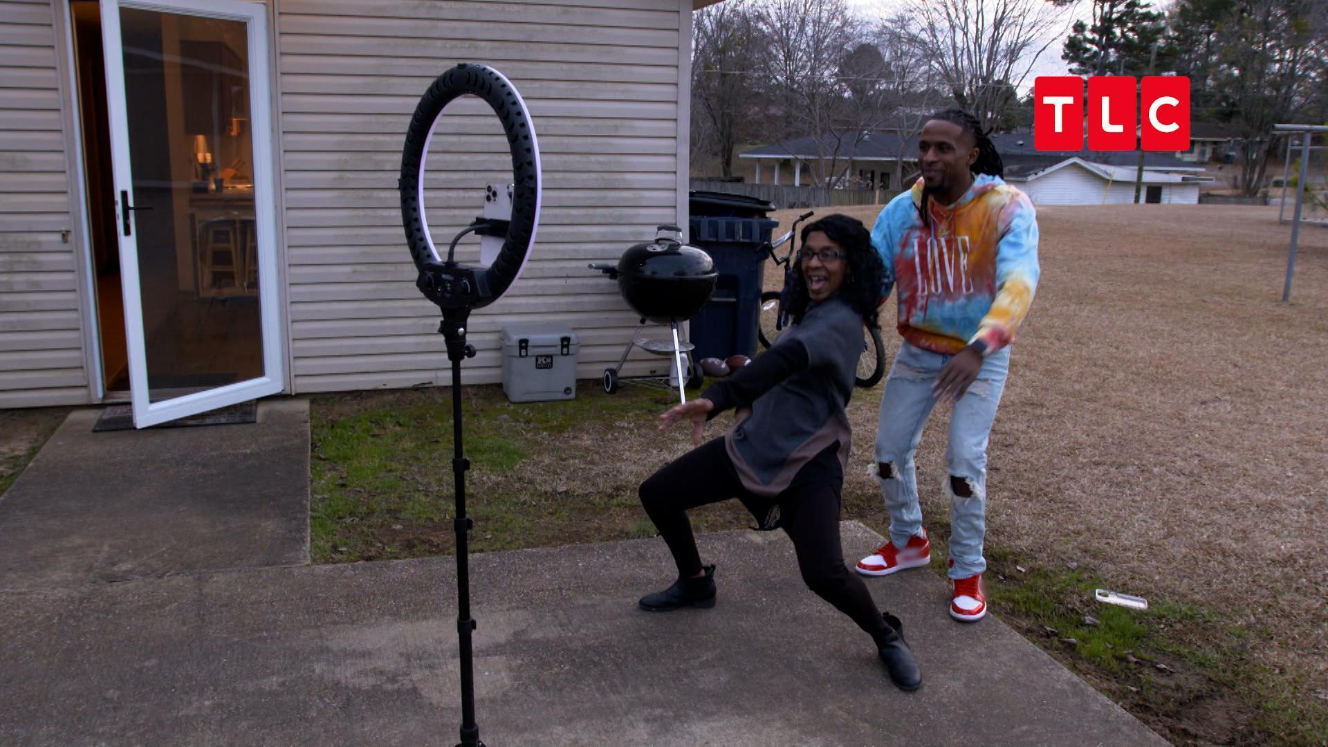 崔伊（右）是媽媽蘿倫妲（左）從小撫養長大，導致他們行影不離。（TLC旅遊生活頻道提供）
