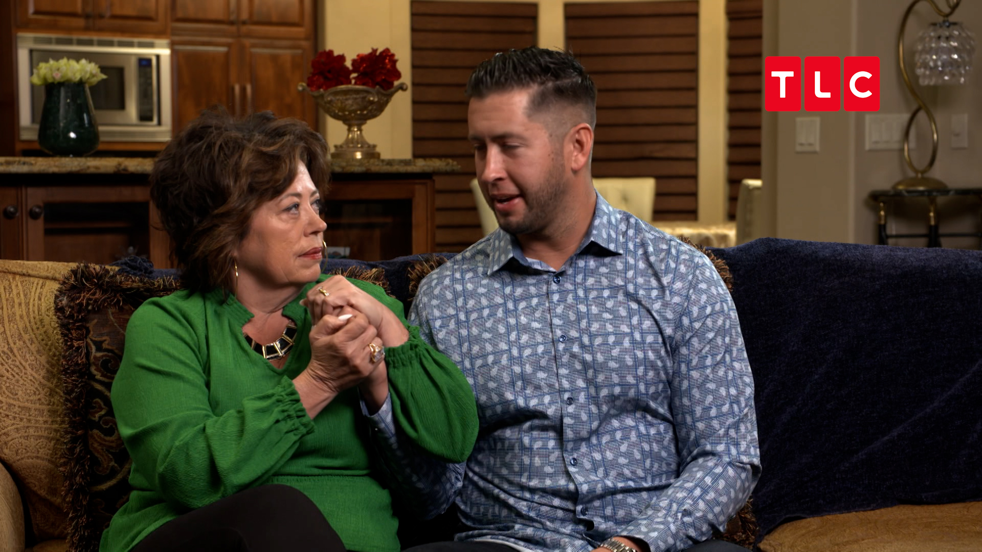 麥特（右）搞砸了4年的感情，一點也不懷疑老媽凱莉（左）是罪魁禍首。（TLC旅遊生活頻道提供）