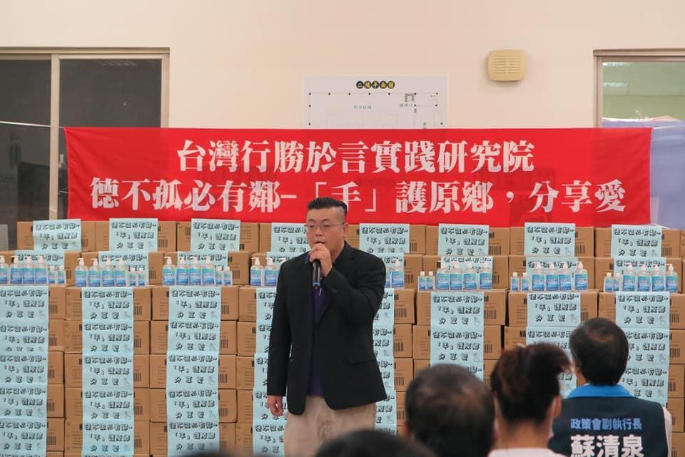 清華大學校友朱長生（左）不滿遭控假公益真吸金，提告王世堅、陳孝志2人。（翻攝台灣行勝於言實踐研究院臉書）