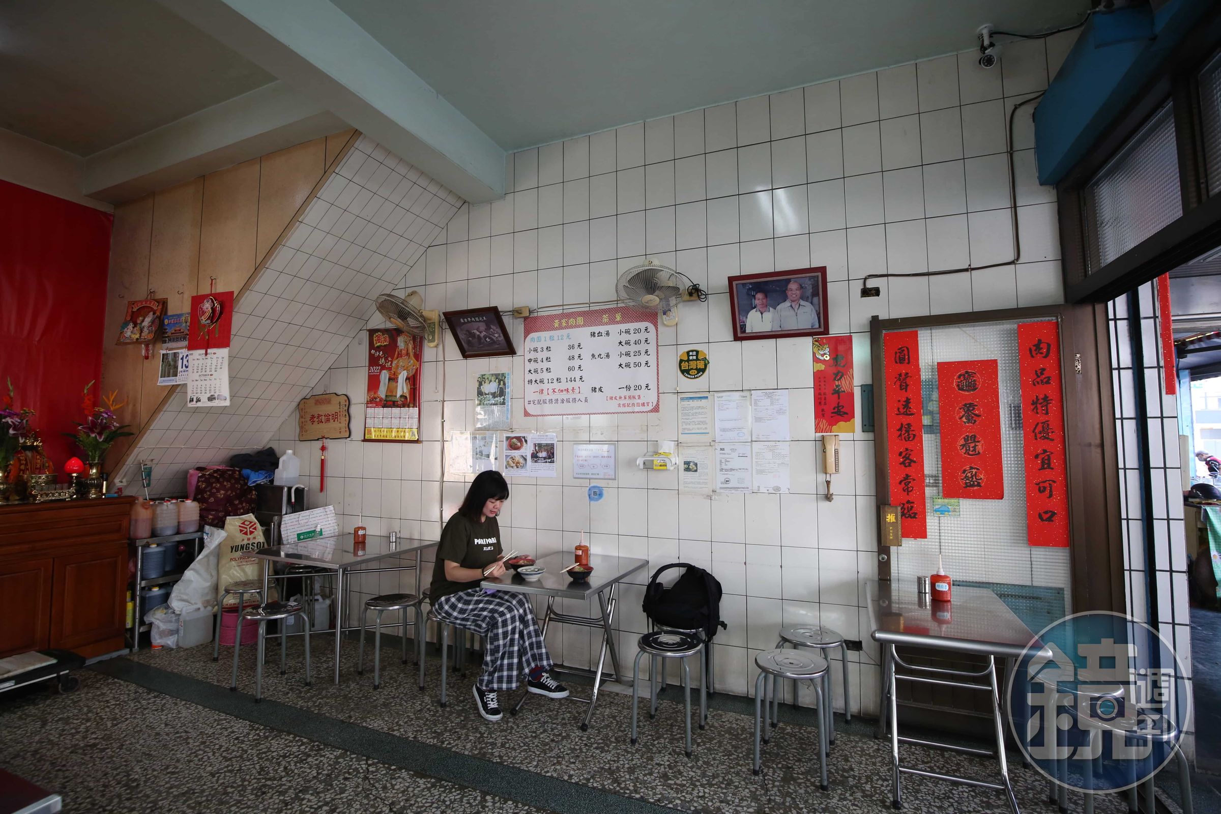 坐在店內，可以一覽牆上許多關於「黃家肉圓」的介紹與報導。