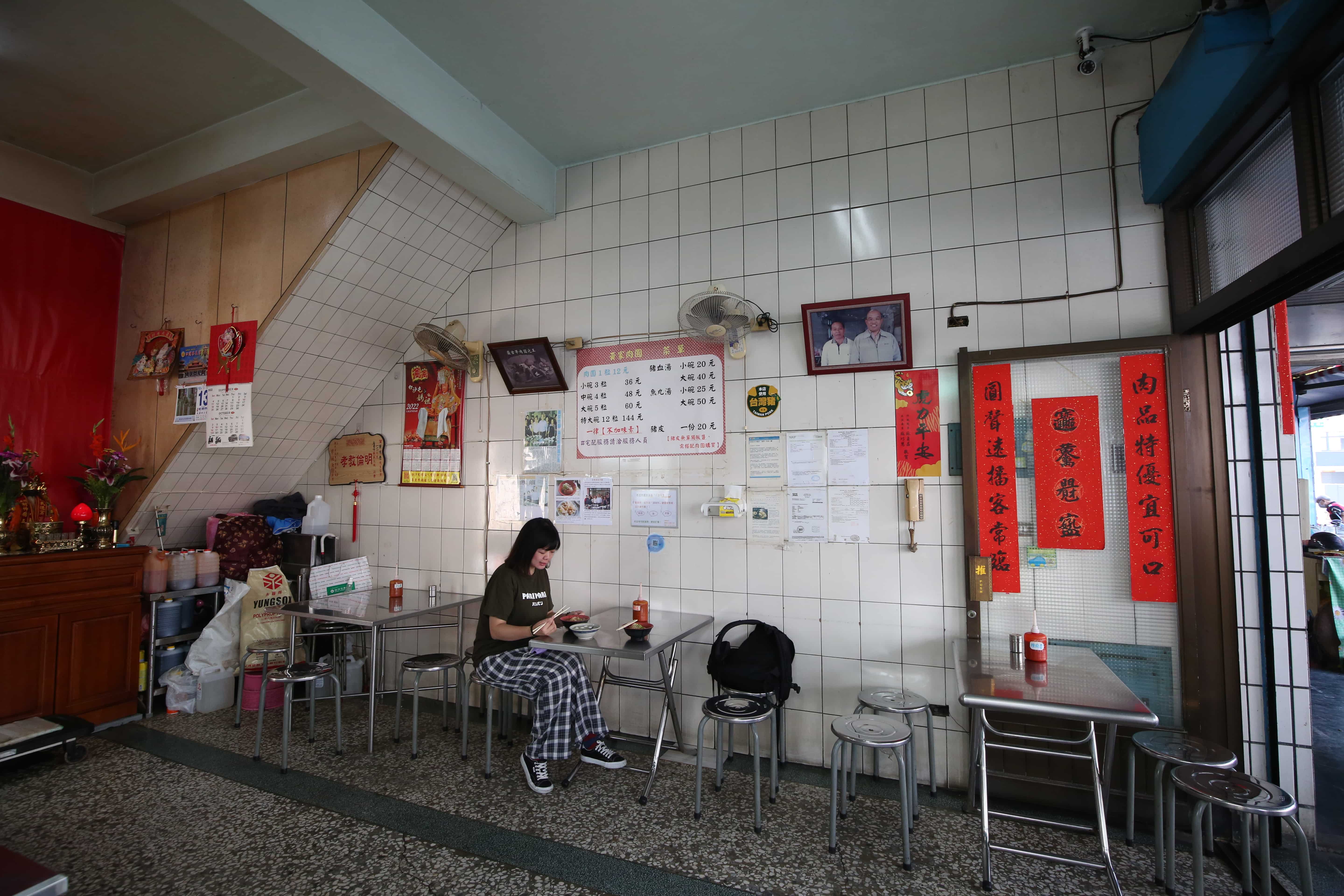 坐在店內，可以一覽牆上許多關於「黃家肉圓」的介紹與報導。