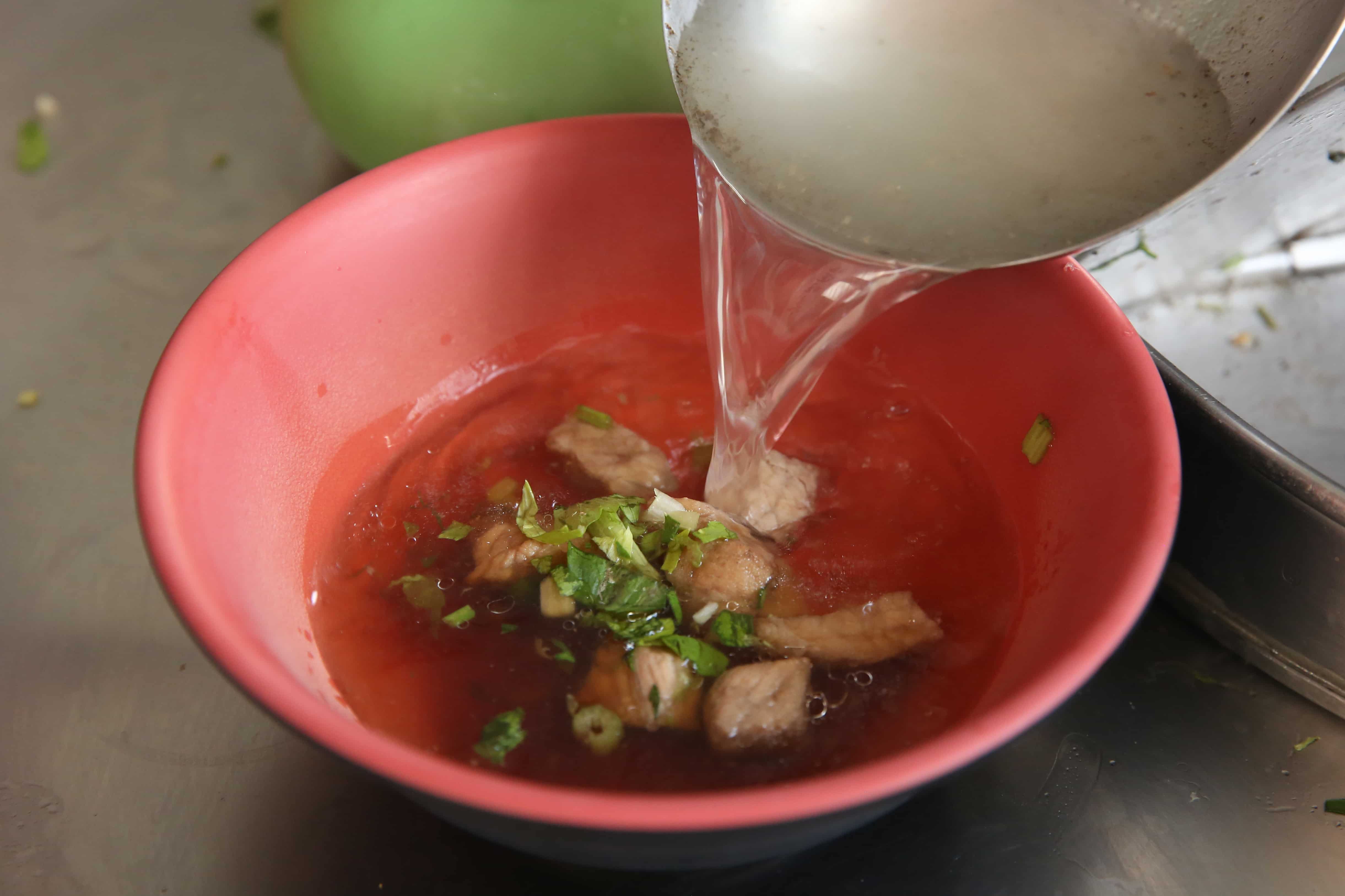 肉圓吃到最後別急著掃淨碗底，將清湯或著醬油、肉末淋入碗裡才是完美句點。