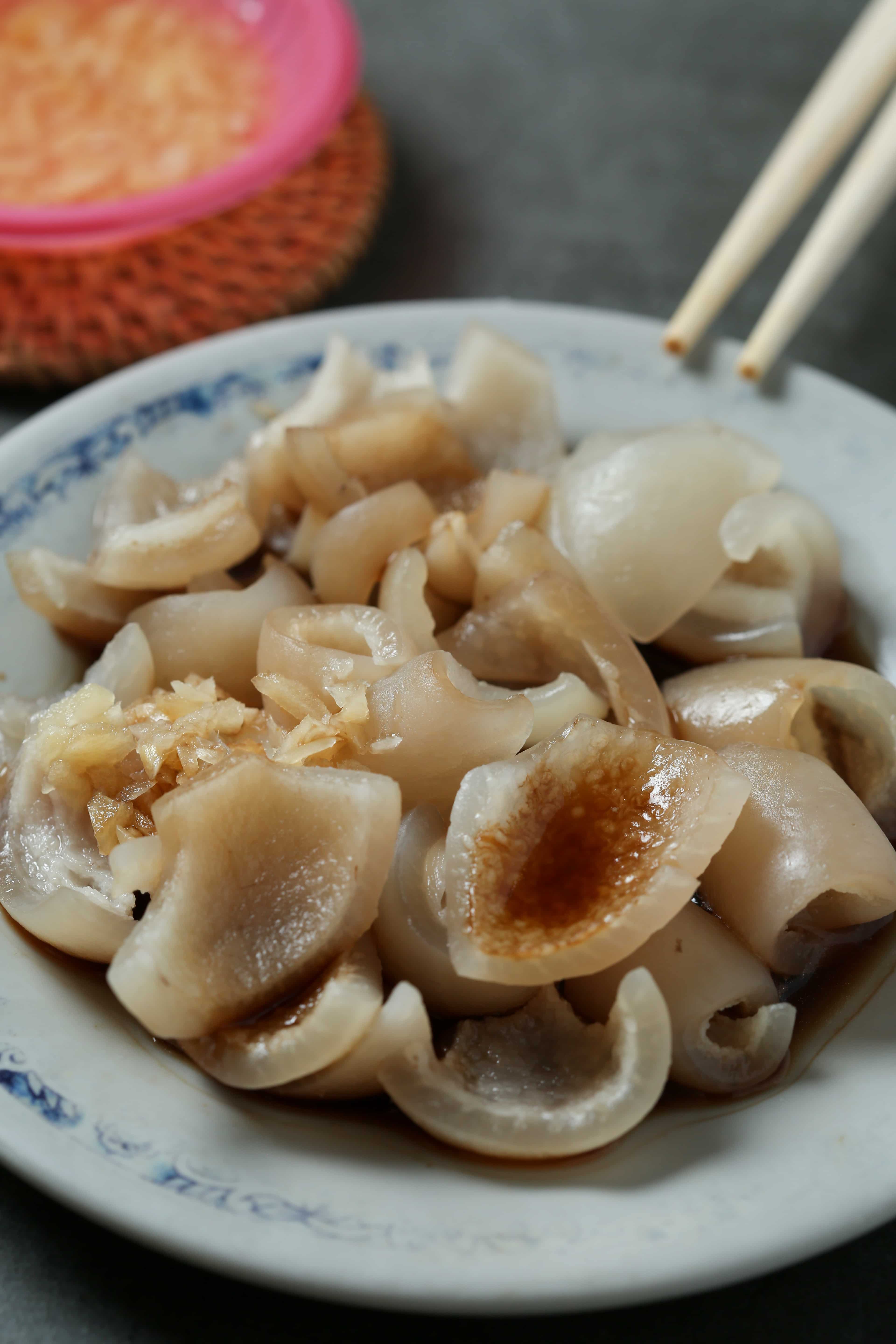 沒有特別調味，僅淋上醬油、拌入蒜末的「豬皮」吃得出彈牙膠質感。（20元 ／份，無單獨販售）