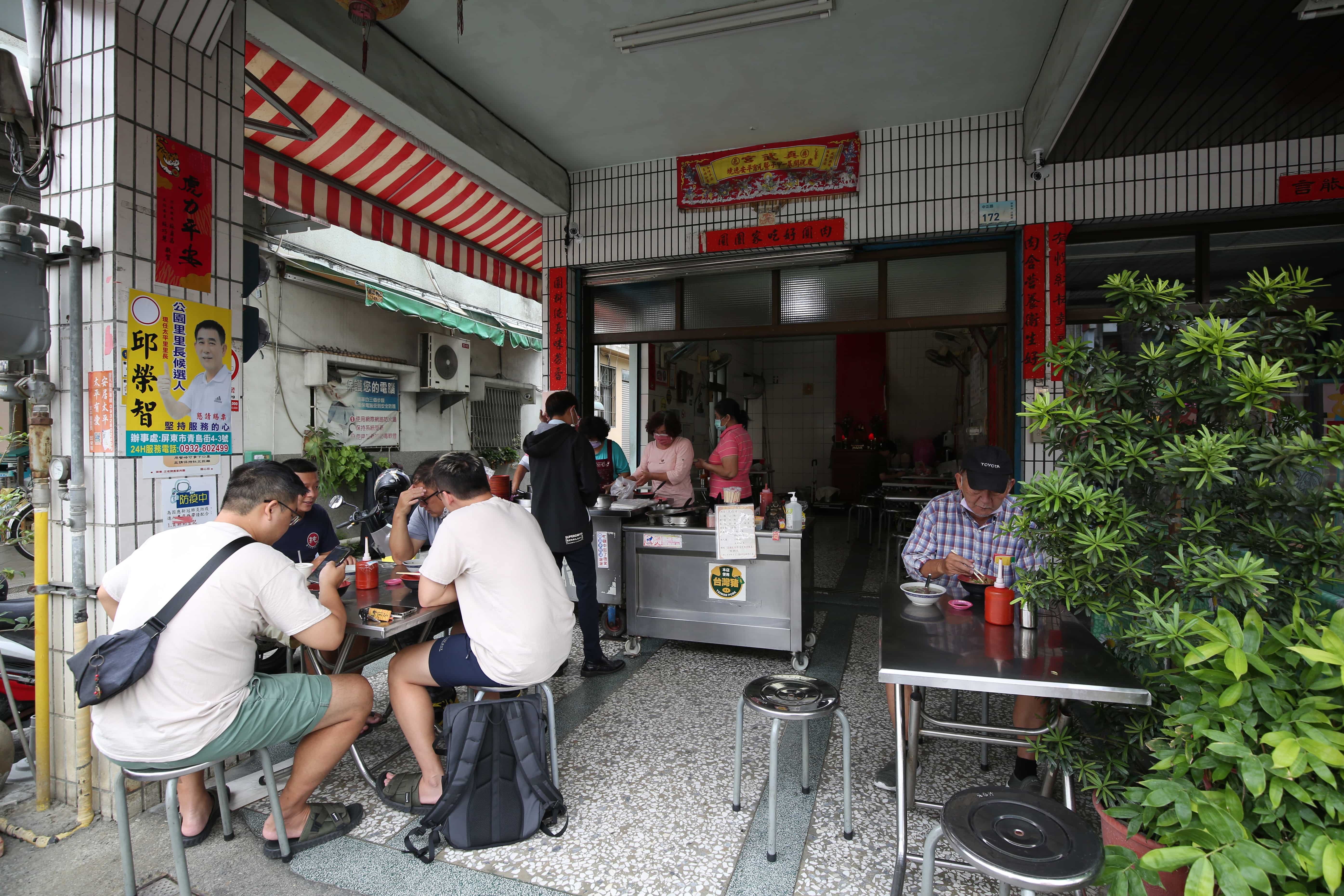 位於屏東市中正路上的「黃家肉圓」，從早上6點就開始營業，算是在地人的早午餐。