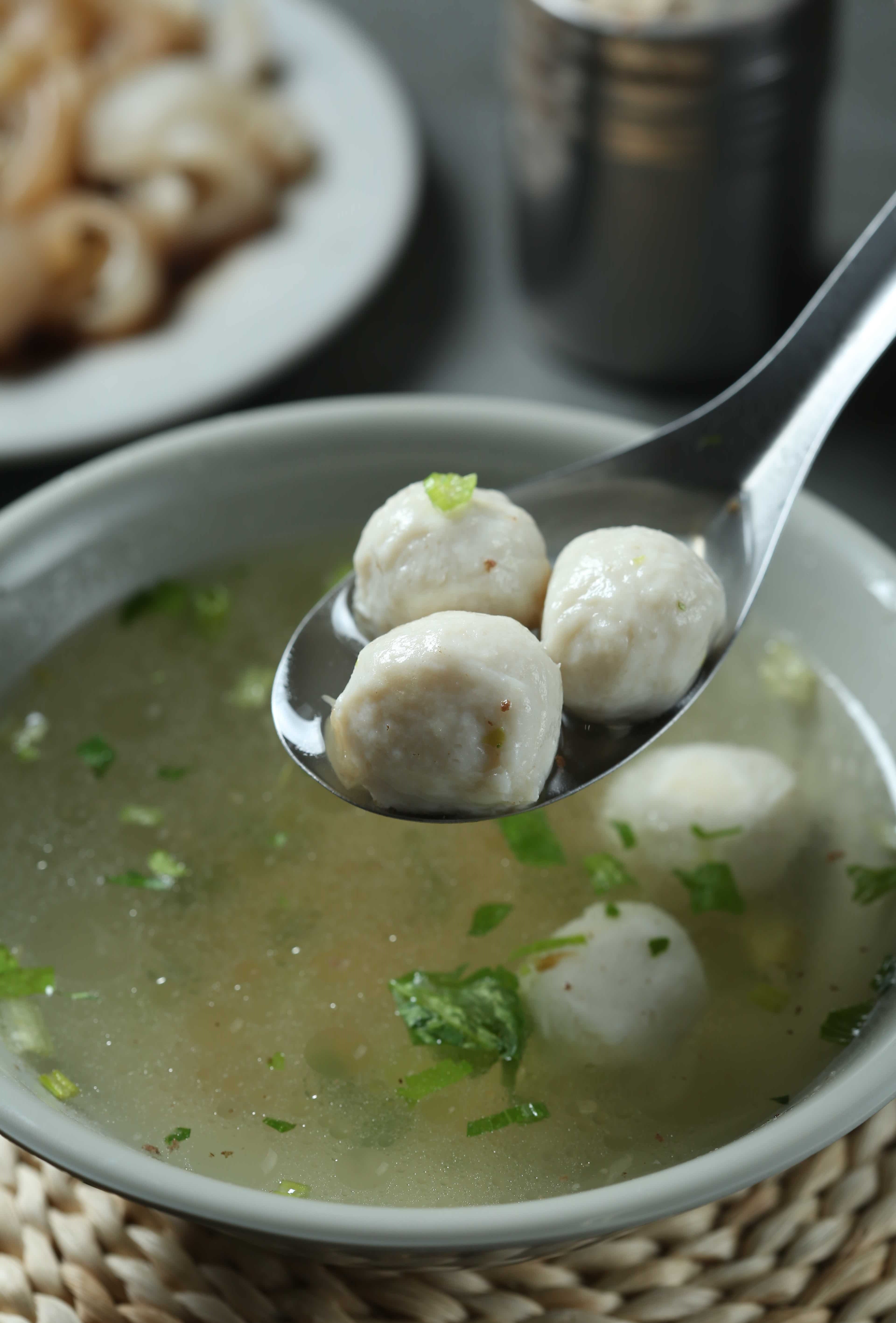彈牙清爽的「魚丸湯」中撒入大把的芹菜末提味。（50元／大碗）