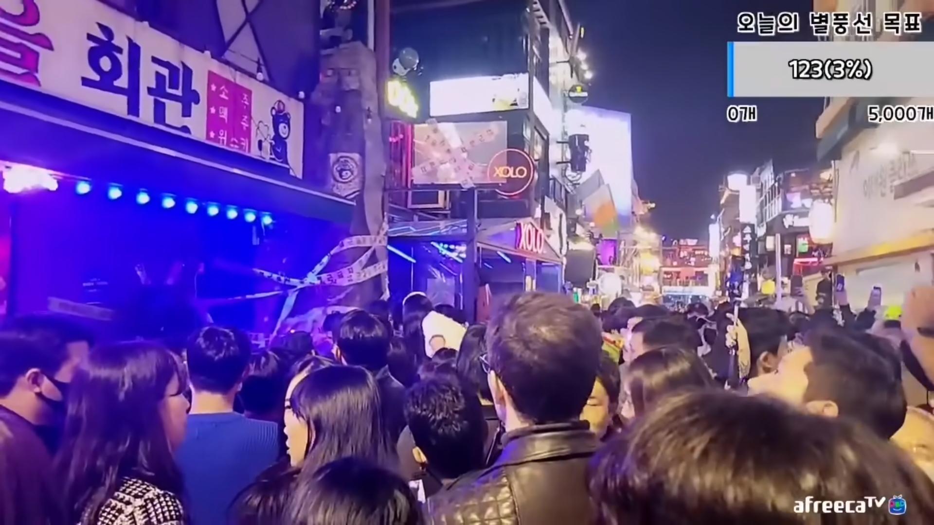 起初的畫面就可見梨泰院街頭相當多人，不過當時還可以走動。（翻攝自YouTube）