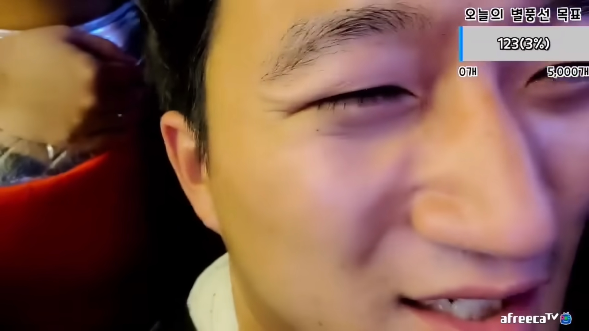 直播主鏡頭愈來愈近，整個貼到臉前方。（翻攝自YouTube）