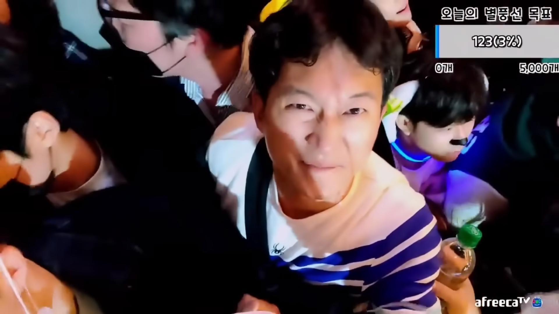 直播主被擠壓到面露難色。（翻攝自YouTube）
