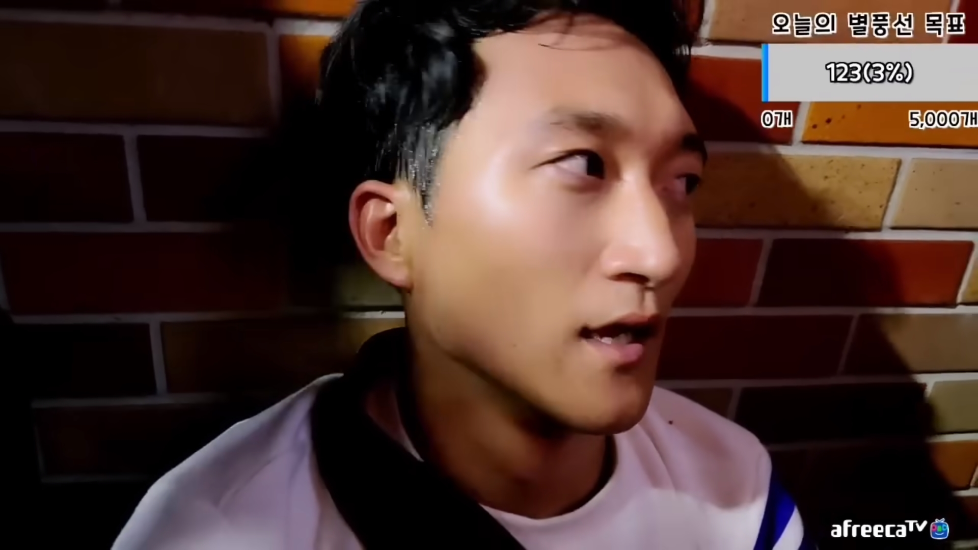 獲救後的直播主看起來餘悸猶存。（翻攝自YouTube）