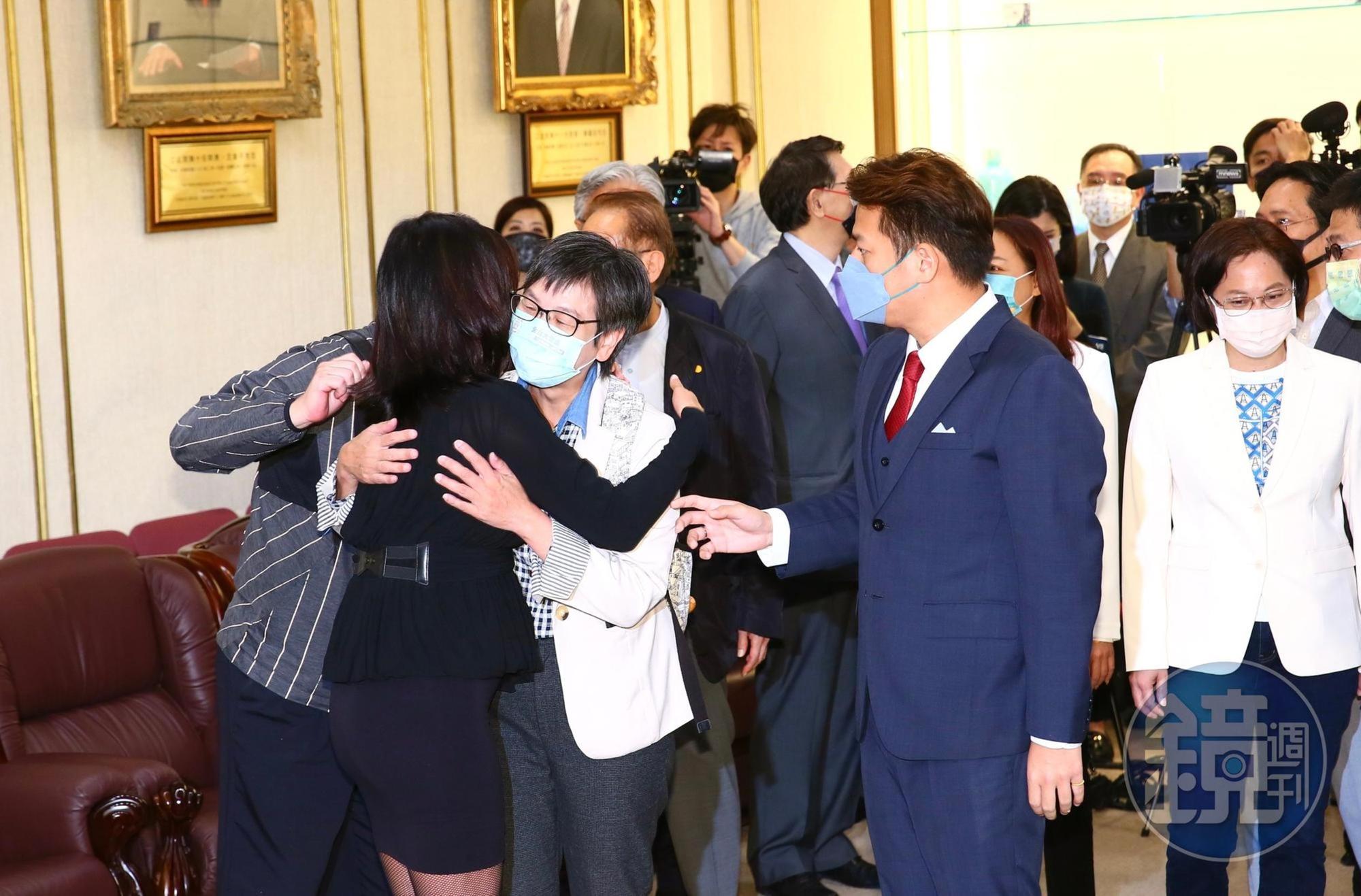 吳欣盈遞補蔡壁如留下的空缺進入立院，今宣誓就職與蔡壁如相擁致意。