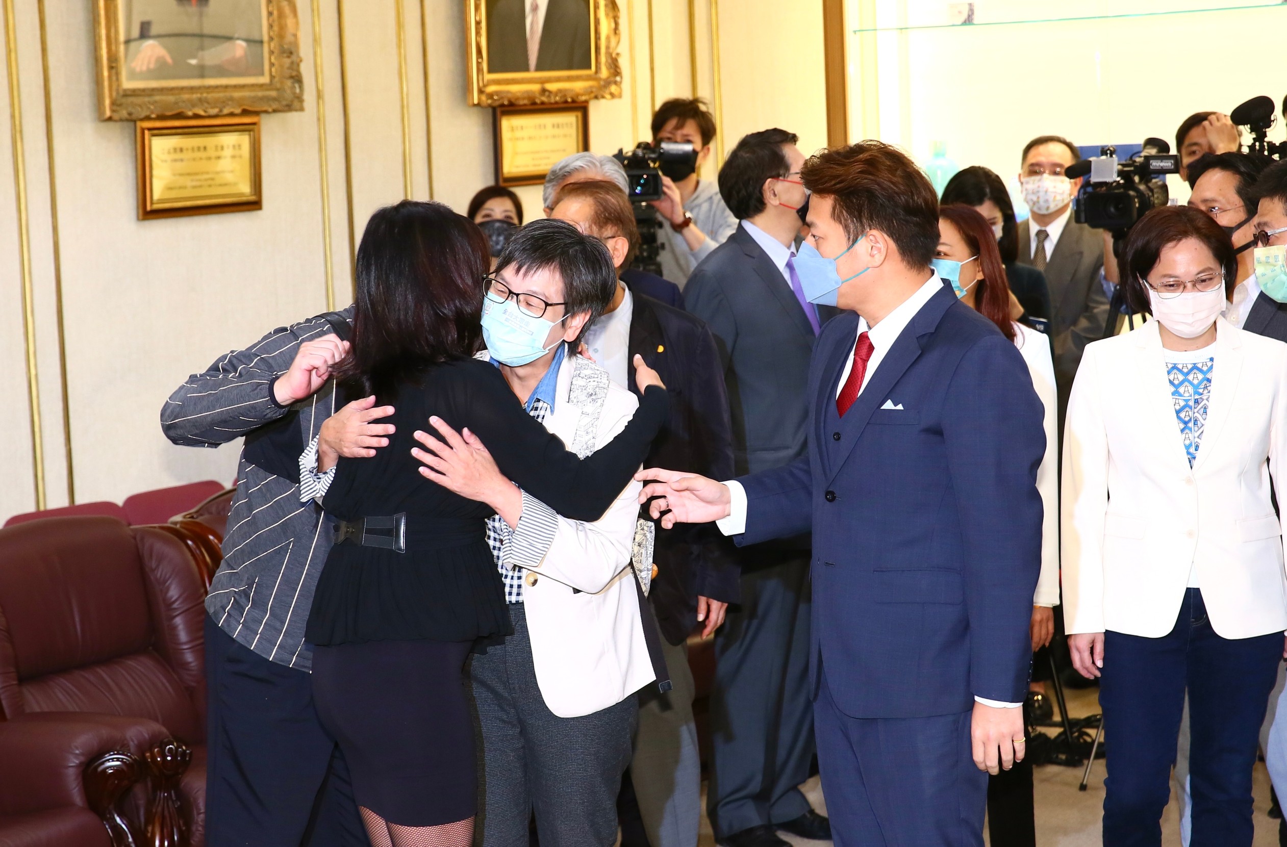 吳欣盈遞補蔡壁如留下的空缺進入立院，今宣誓就職與蔡壁如相擁致意。