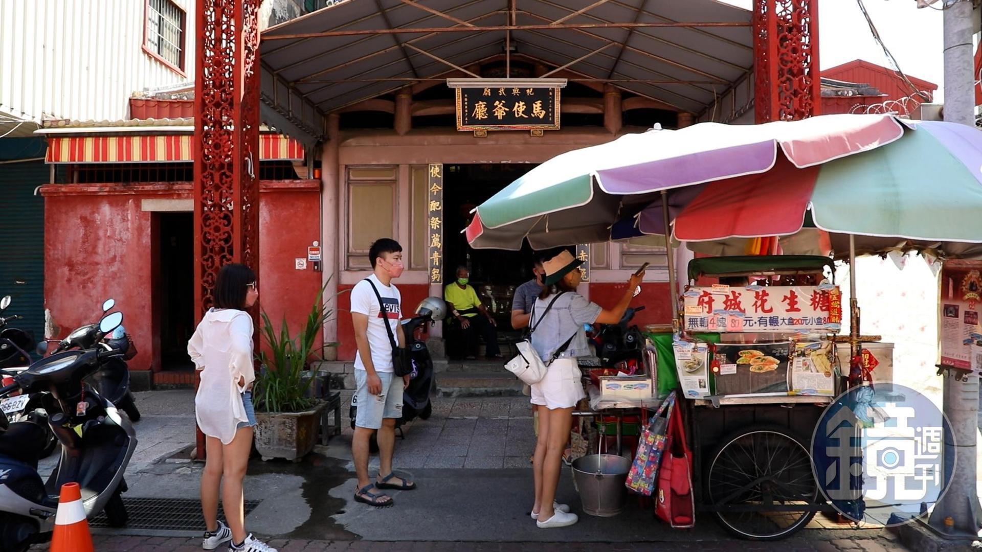 「土豆伯府城花生糖」在台南祀典武廟旁，擺攤超過70年。