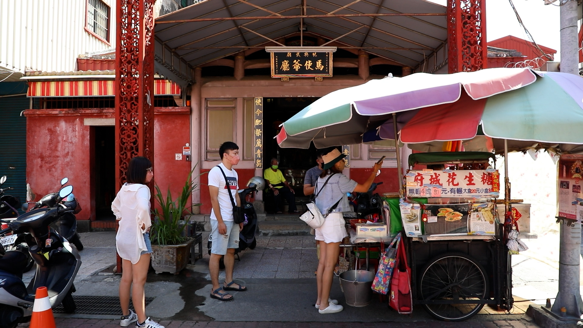 「土豆伯府城花生糖」在台南祀典武廟旁，擺攤超過70年。
