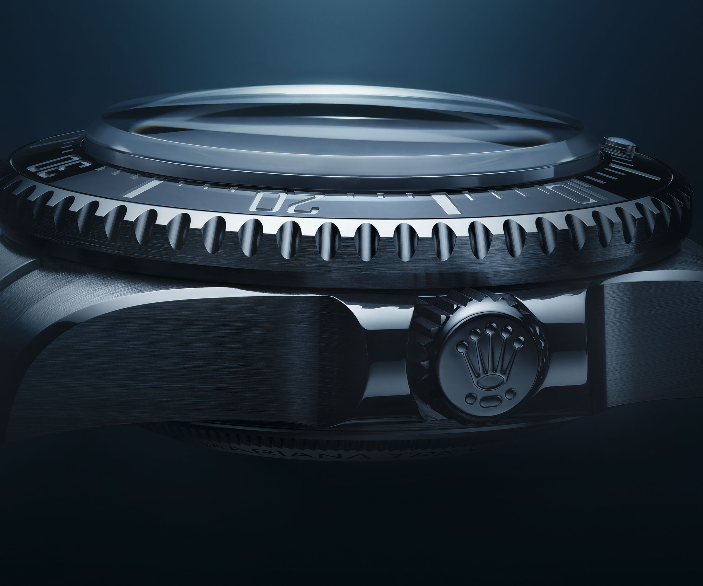 全新Deepsea Challenge的厚度達23mm,而錶冠上皇冠下方的圖案也是首度出現。