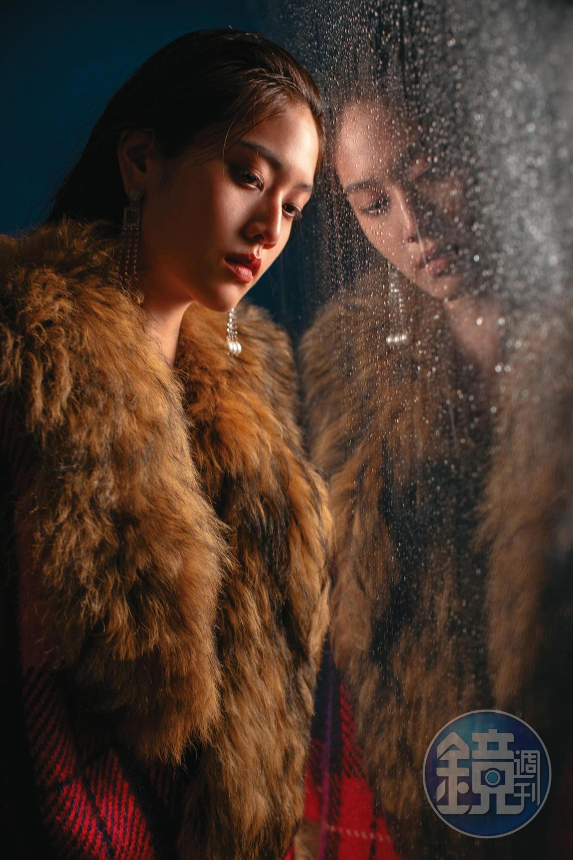 格紋大衣 NT$255,100 by GUCCI/水晶耳環 NT$32,800 by Roger Vivier