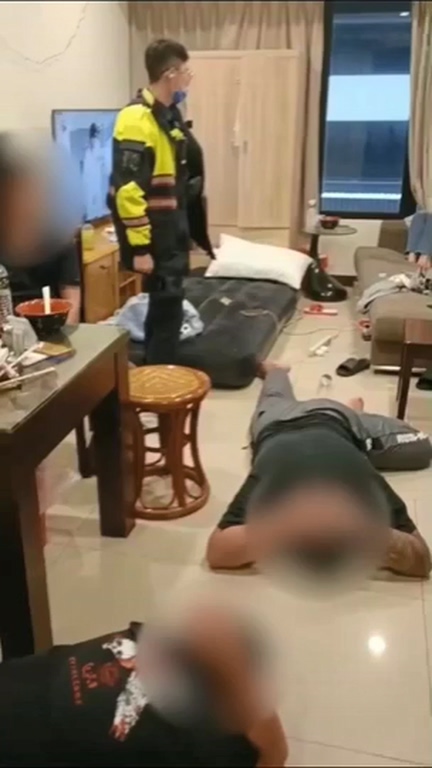警方將詐騙集團成員壓制在地。（警方提供）